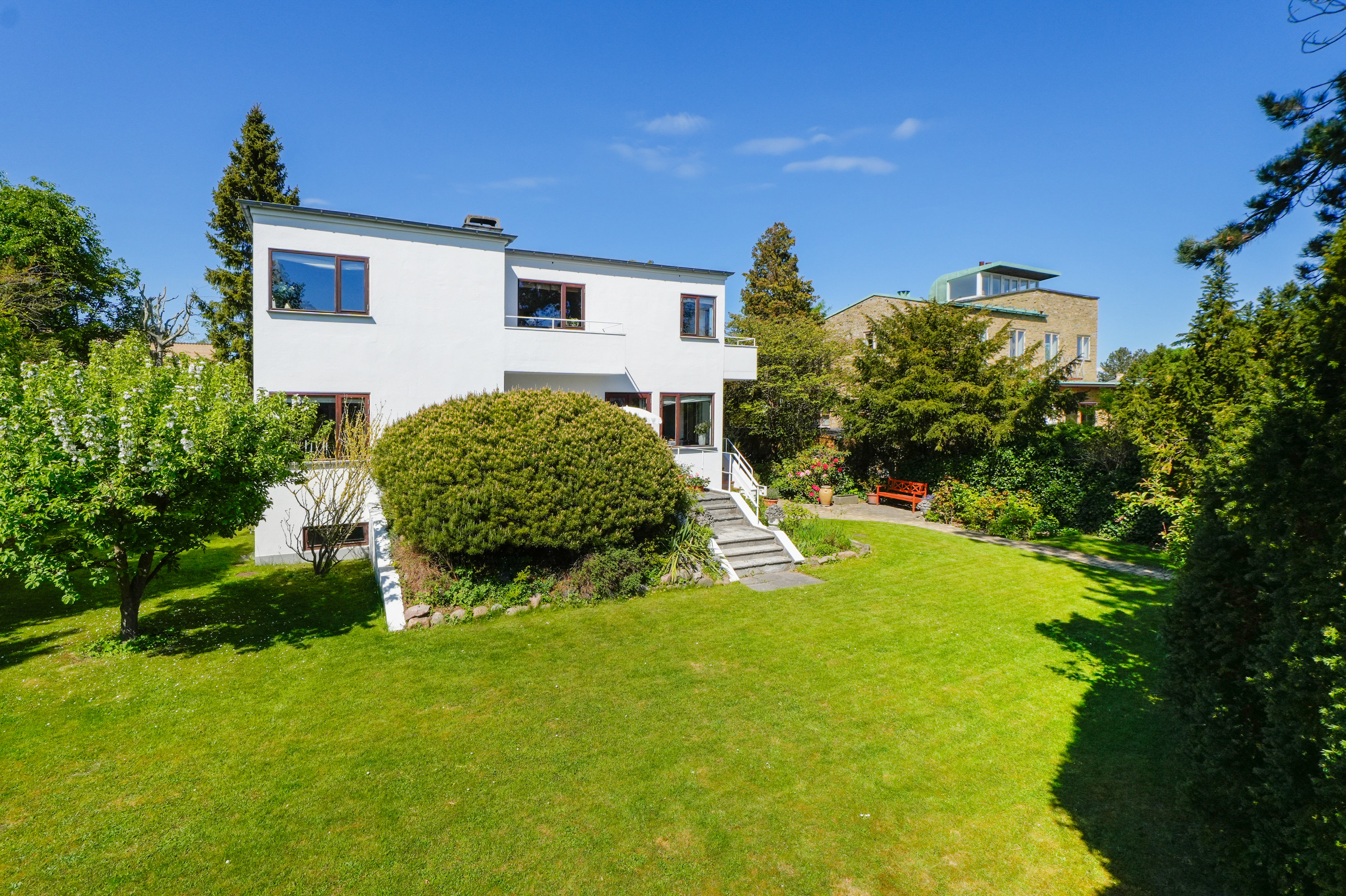 Fremhævet facade billede i fuldskærmstilstand. Billede af Vermehrensvej 4, 2930 Klampenborg