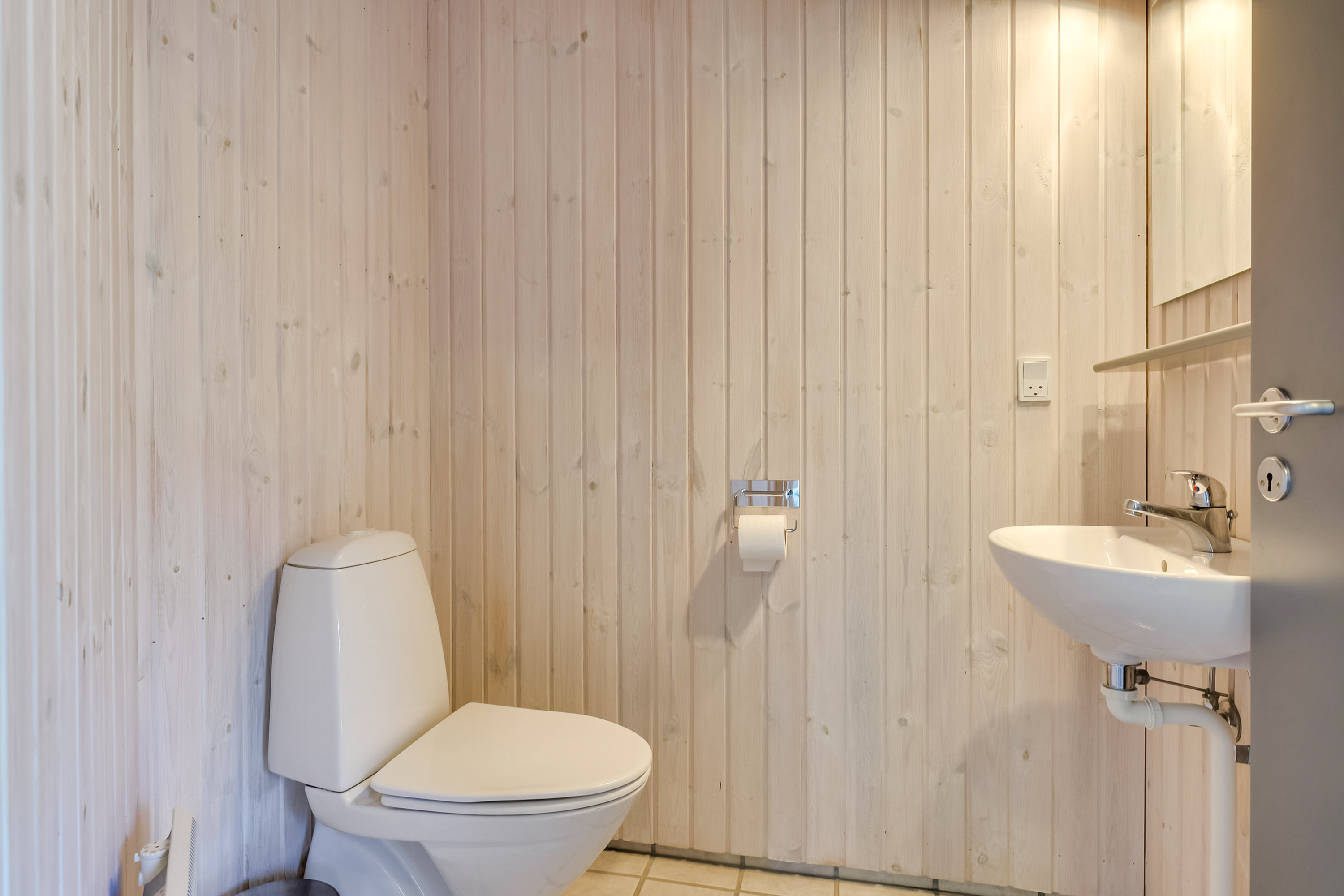 Fremhævet toilet billede i fuldskærmstilstand. Billede af Egernvej 20, Maemosen, 5871 Frørup