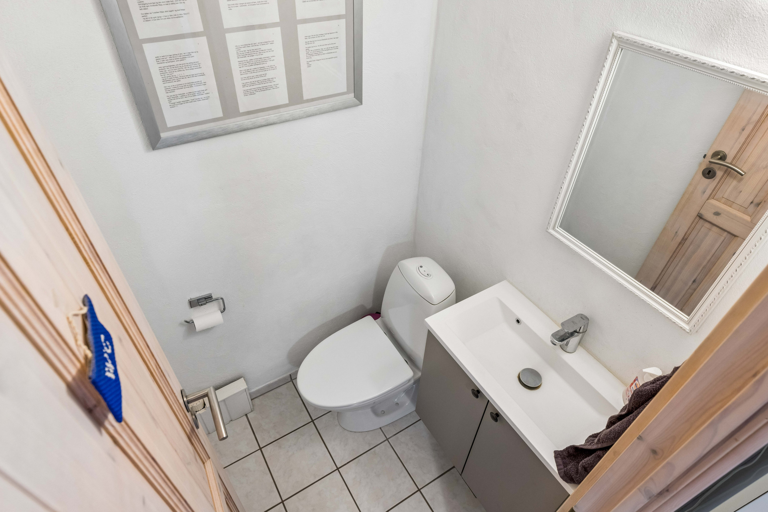Fremhævet gæstetoilet billede i fuldskærmstilstand. Billede af Centrumsgaden 10, Bov, 6330 Padborg