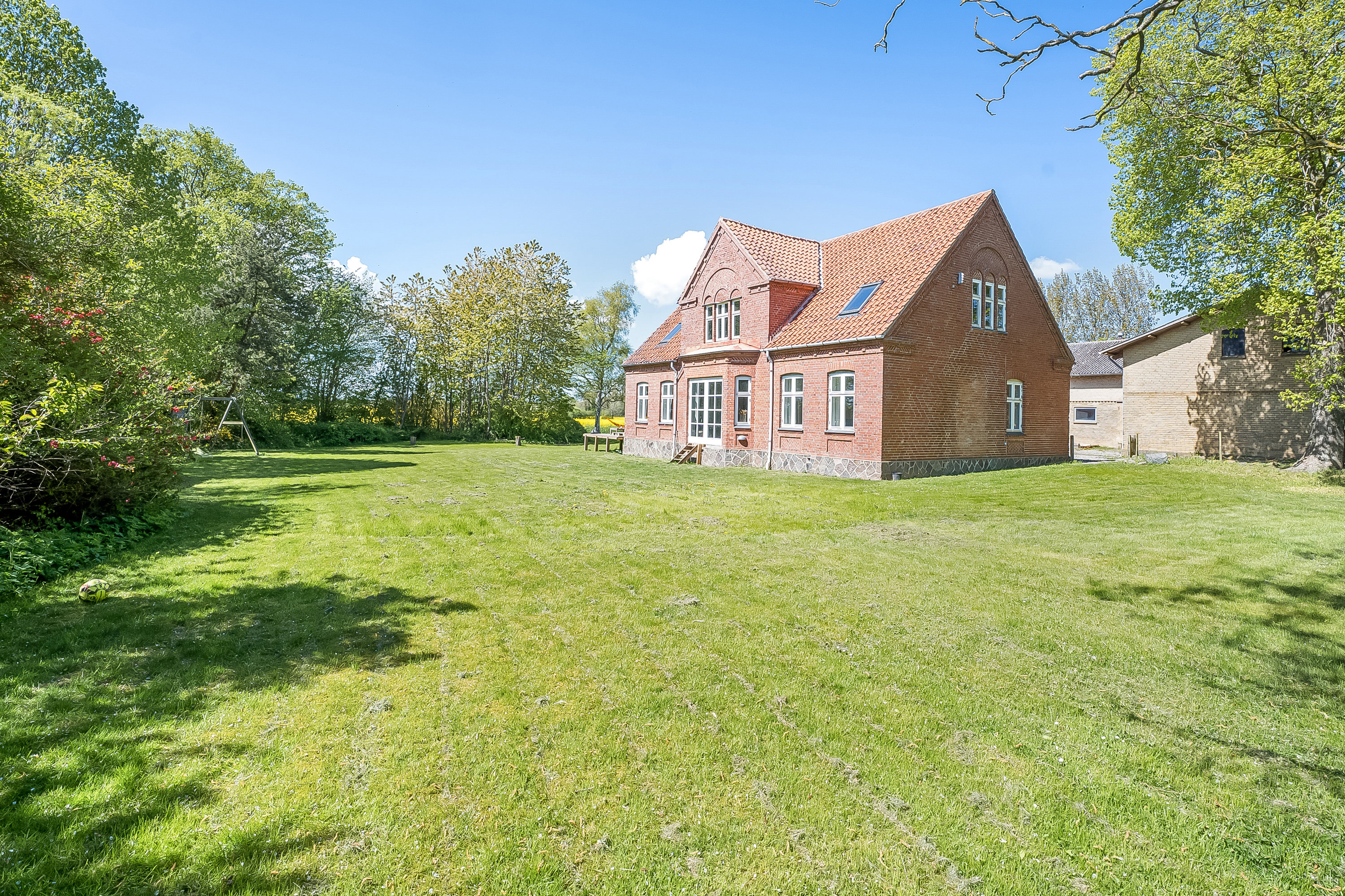Fremhævet facade billede i fuldskærmstilstand. Billede af Sdr. Kirkebyvej 8, Nr Ørslev, 4800 Nykøbing F