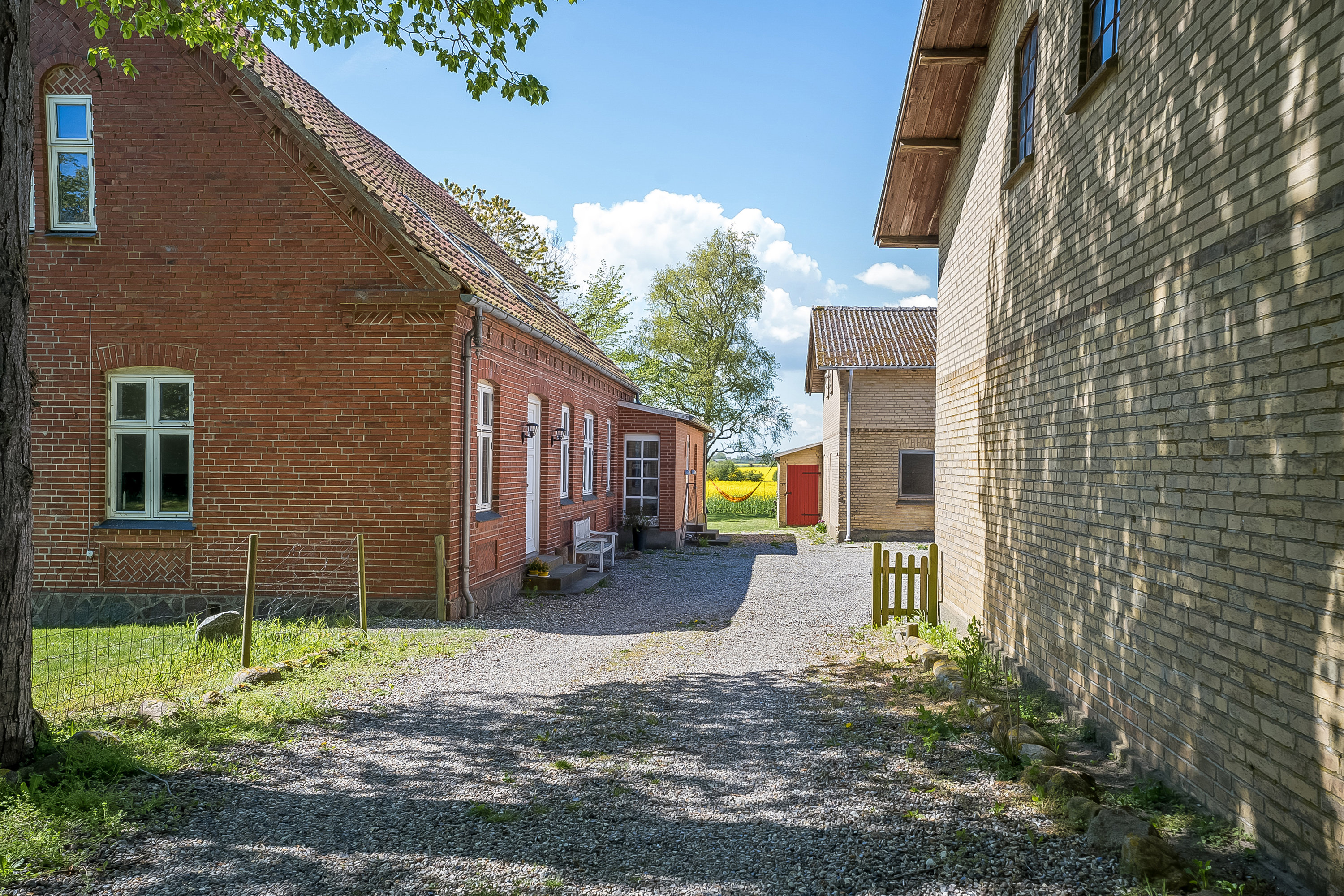 Fremhævet facade billede i fuldskærmstilstand. Billede af Sdr. Kirkebyvej 8, Nr Ørslev, 4800 Nykøbing F