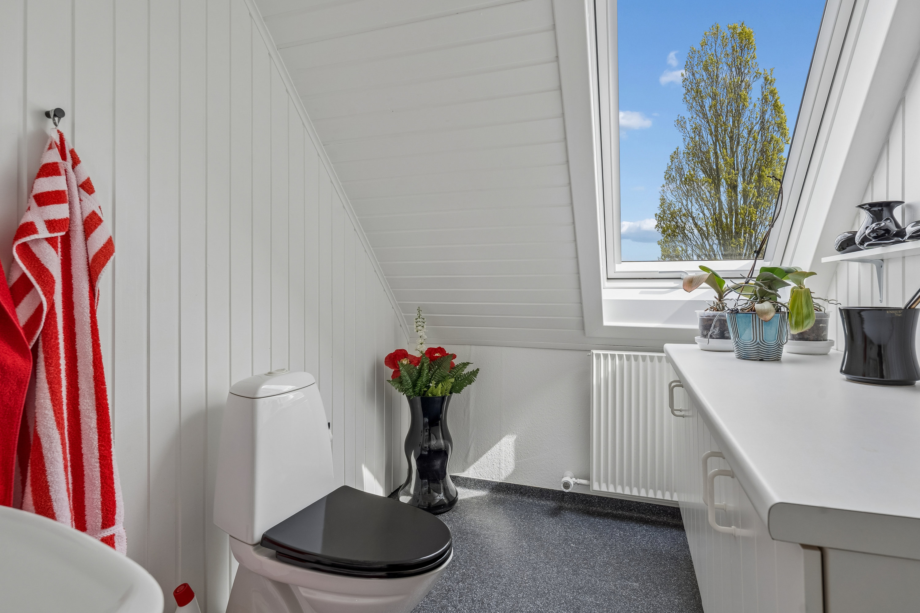 Fremhævet gæstetoilet billede i fuldskærmstilstand. Billede af Præstegårdsvej 37, 8722 Hedensted