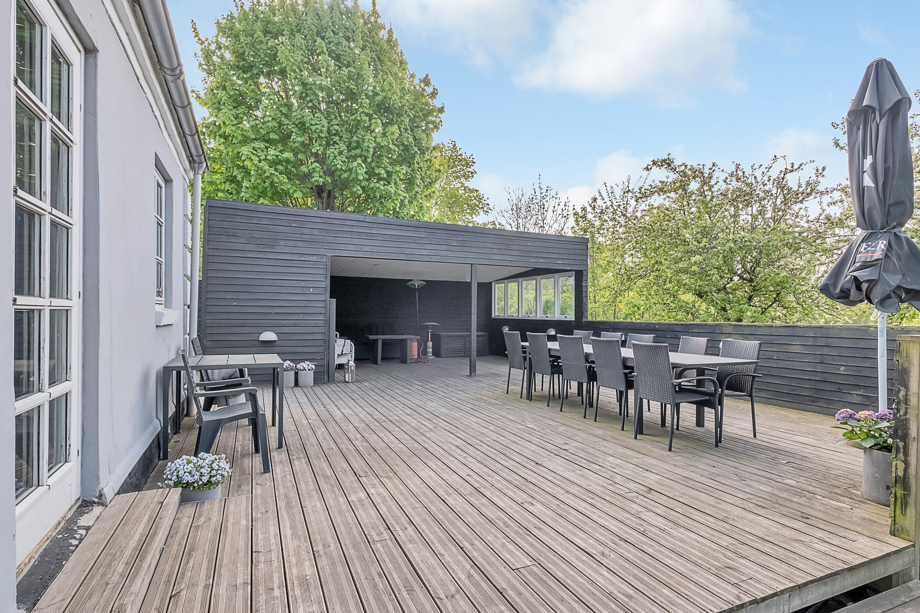 Fremhævet terrasse billede i fuldskærmstilstand. Billede af Clemensvej 5, Bendstrup, 8530 Hjortshøj