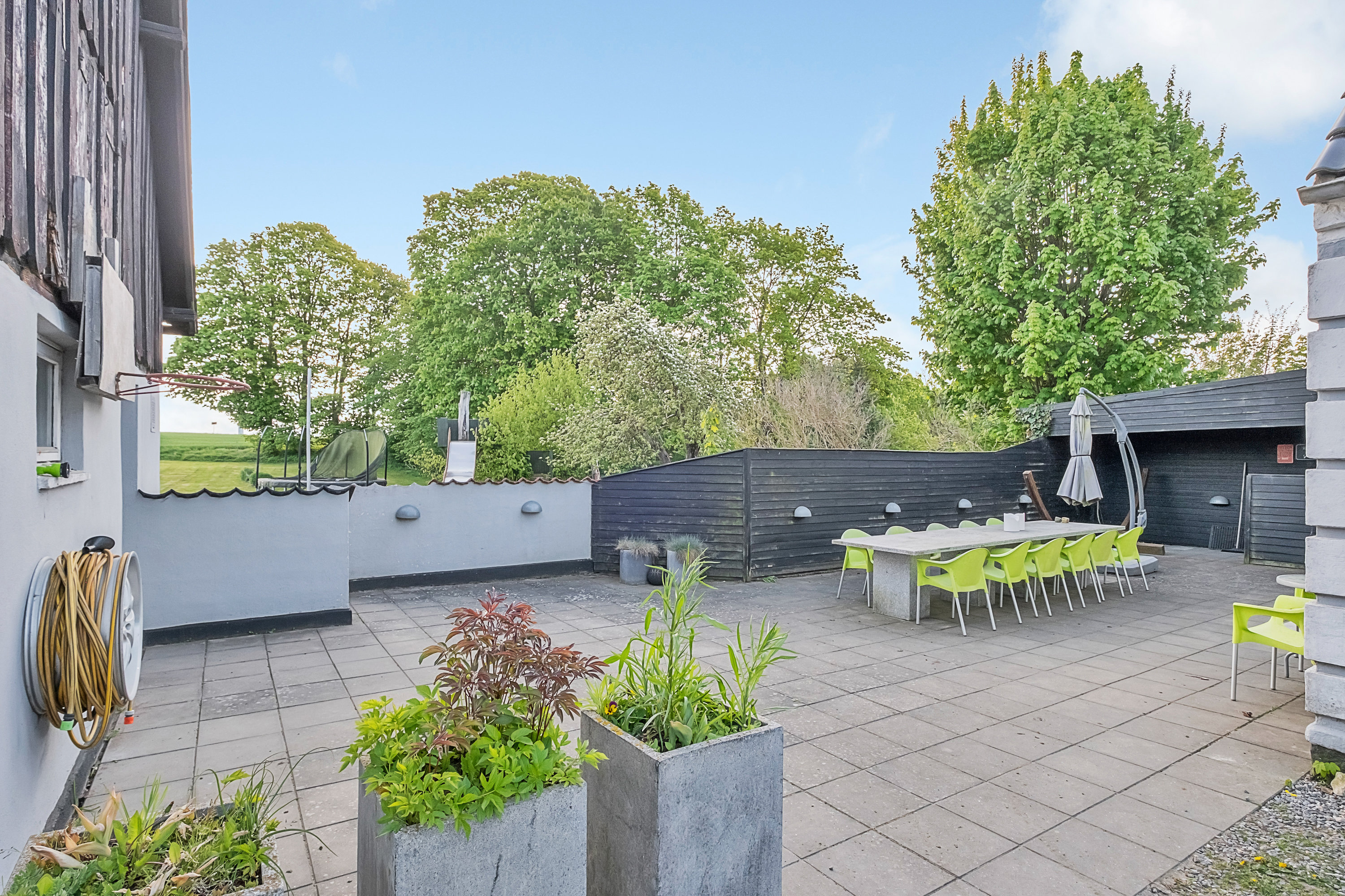 Fremhævet terrasse billede i fuldskærmstilstand. Billede af Clemensvej 5, Bendstrup, 8530 Hjortshøj
