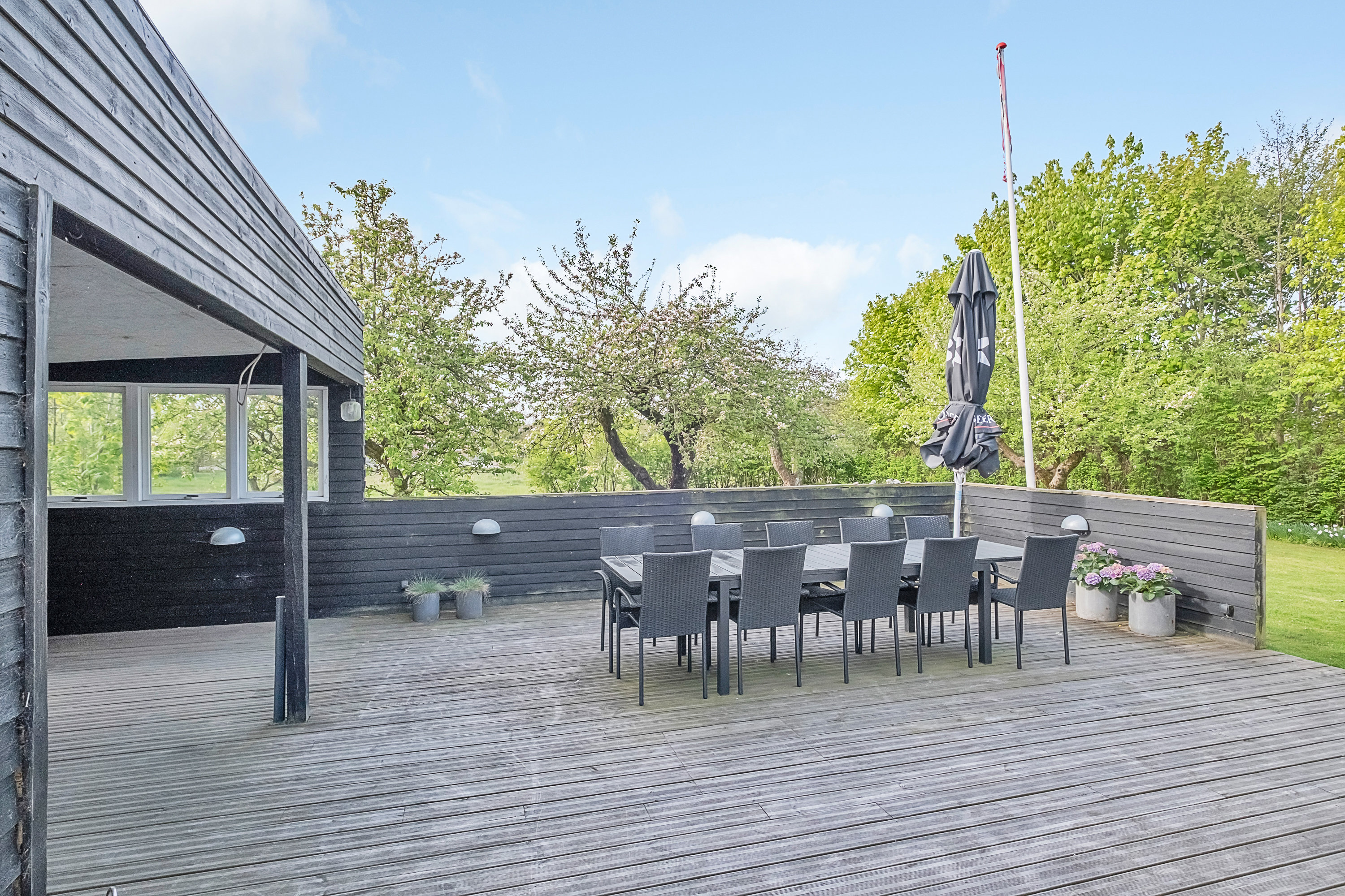 Fremhævet terrasse billede i fuldskærmstilstand. Billede af Clemensvej 5, Bendstrup, 8530 Hjortshøj