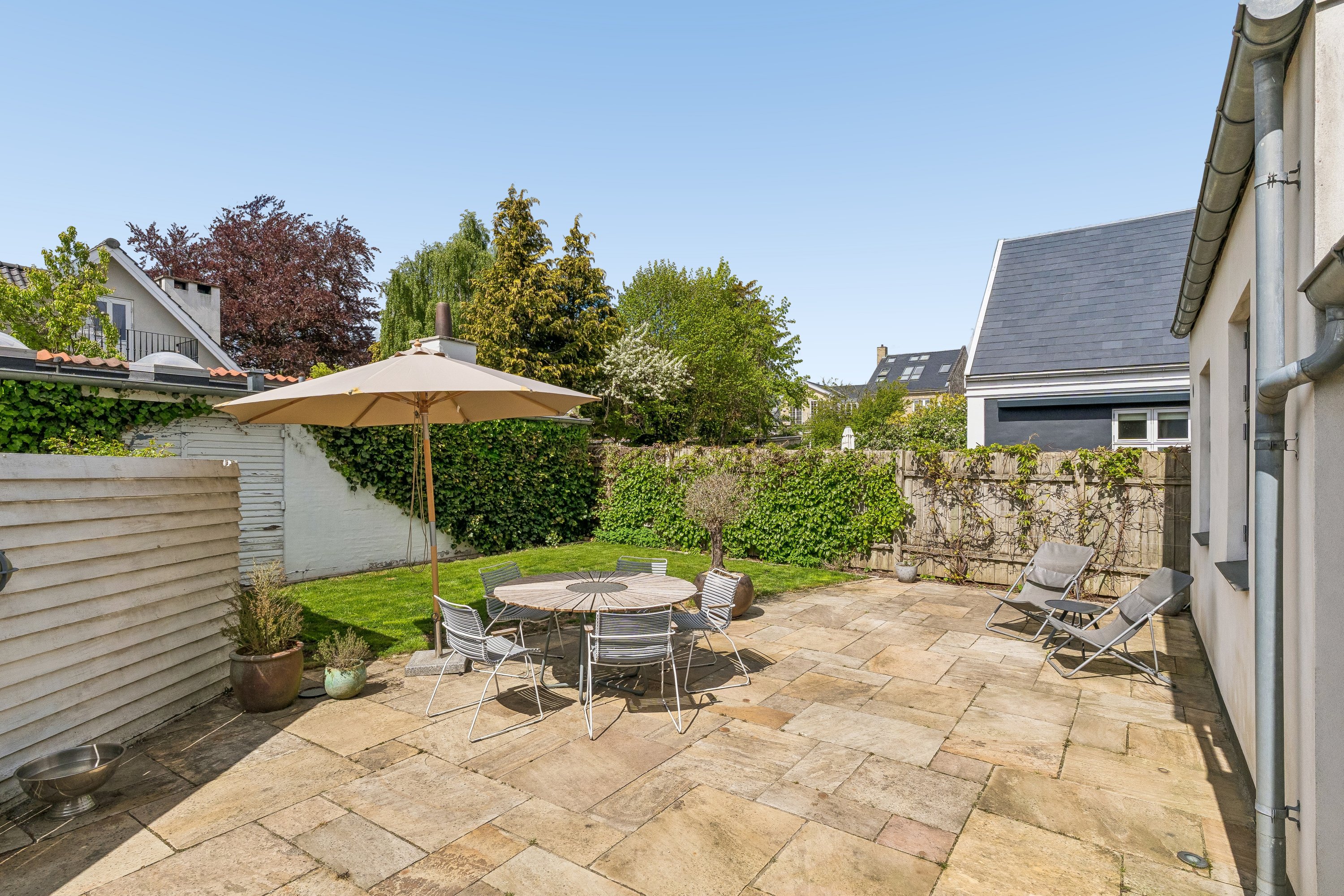 Miniaturebillede 1: terrasse. Billede af Enighedsvej 20, 2920 Charlottenlund