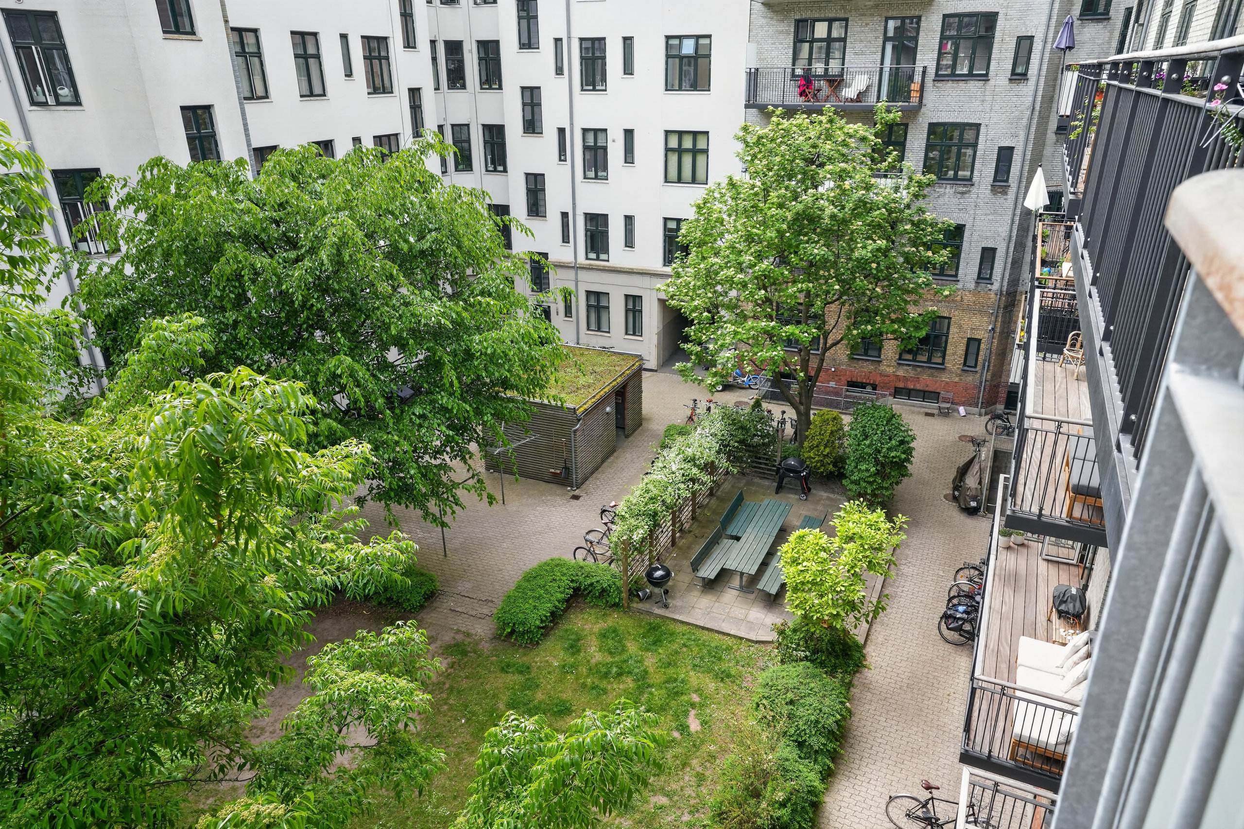 Fremhævet gårdmiljø billede i fuldskærmstilstand. Billede af Korsørgade 42, 3. th., 2100 København Ø
