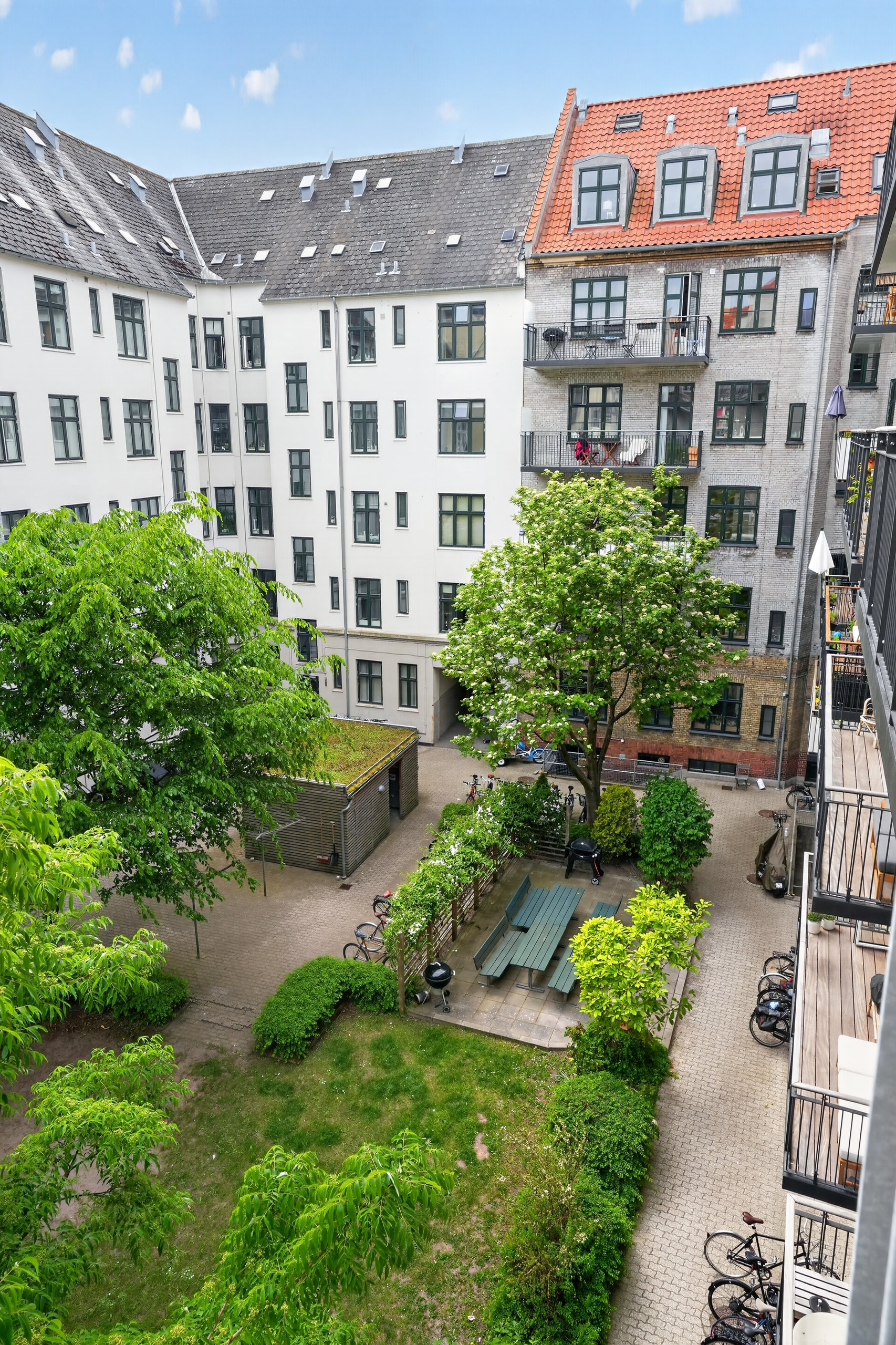 Fremhævet gårdmiljø billede i fuldskærmstilstand. Billede af Korsørgade 42, 3. th., 2100 København Ø