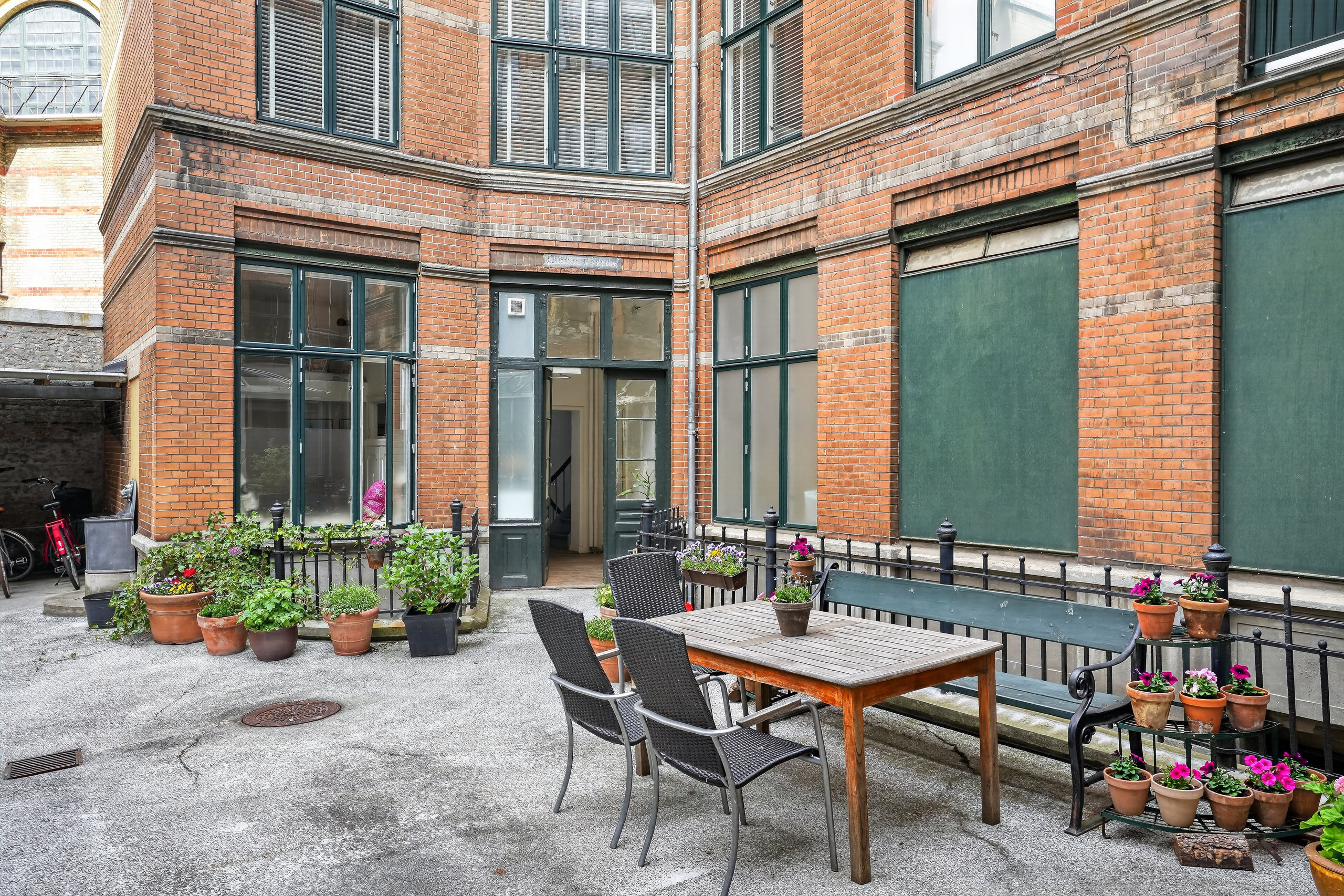 Fremhævet gårdmiljø billede i fuldskærmstilstand. Billede af Østerbrogade 35D, st., 2100 København Ø