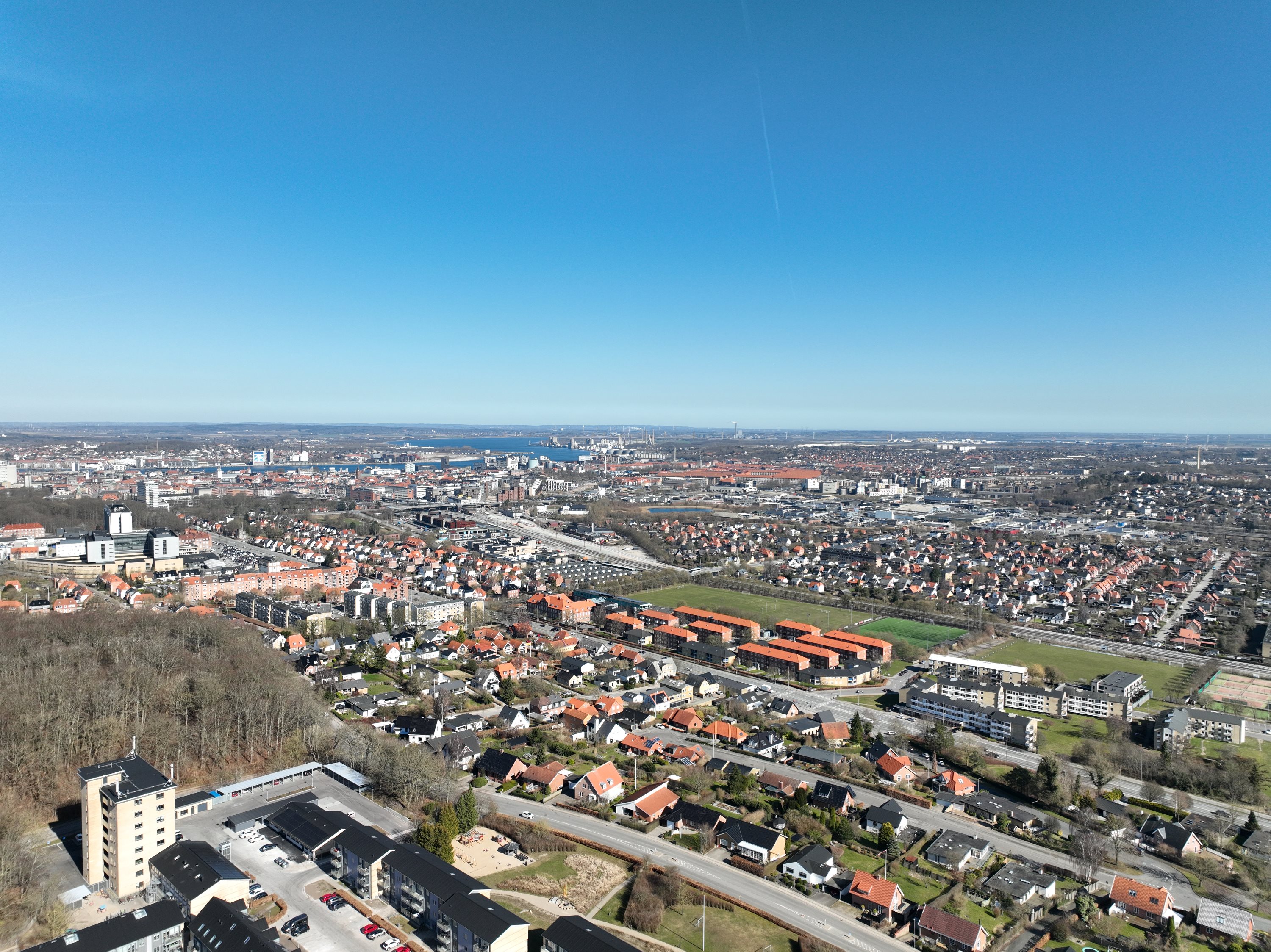 Fremhævet dronefoto billede i fuldskærmstilstand. Billede af Revlingbakken 36, 1. tv., 9000 Aalborg