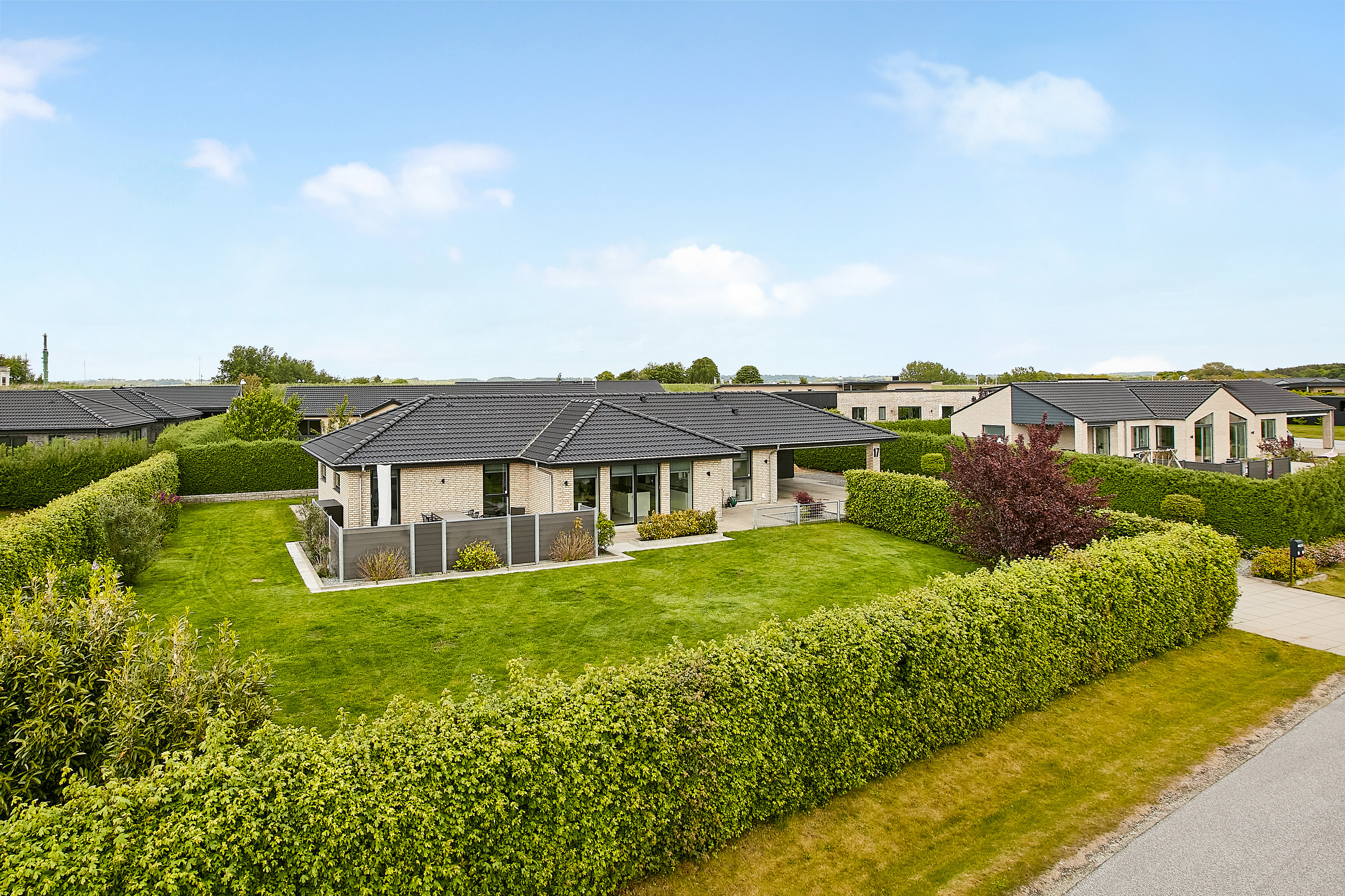 Villa: Set fra vejen på Normandshave 17, Bygholm, 8700 Horsens