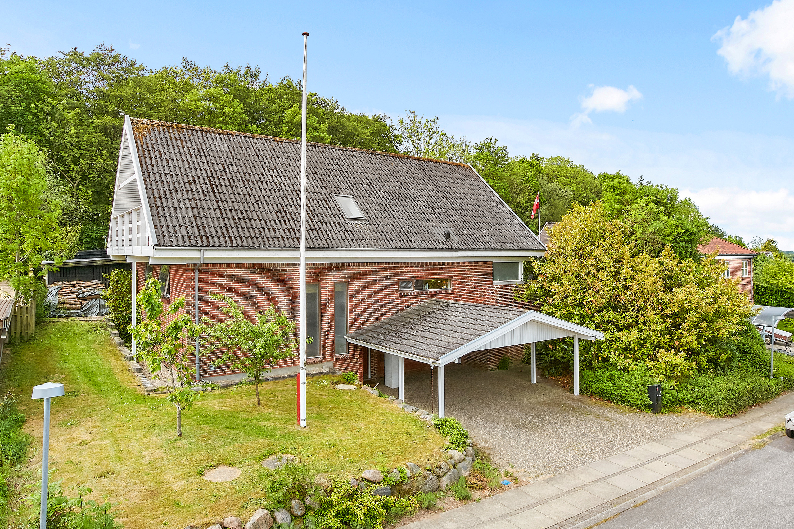 Villa: Set fra vejen på Tornbjerg 69, 8732 Hovedgård