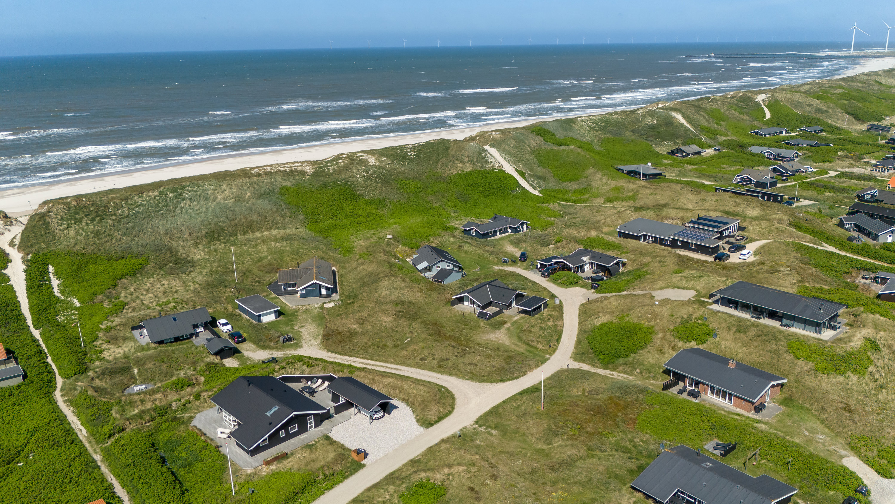 Fremhævet luftfoto billede i fuldskærmstilstand. Billede af Strandkrogvejen 54, Aargab, 6960 Hvide Sande
