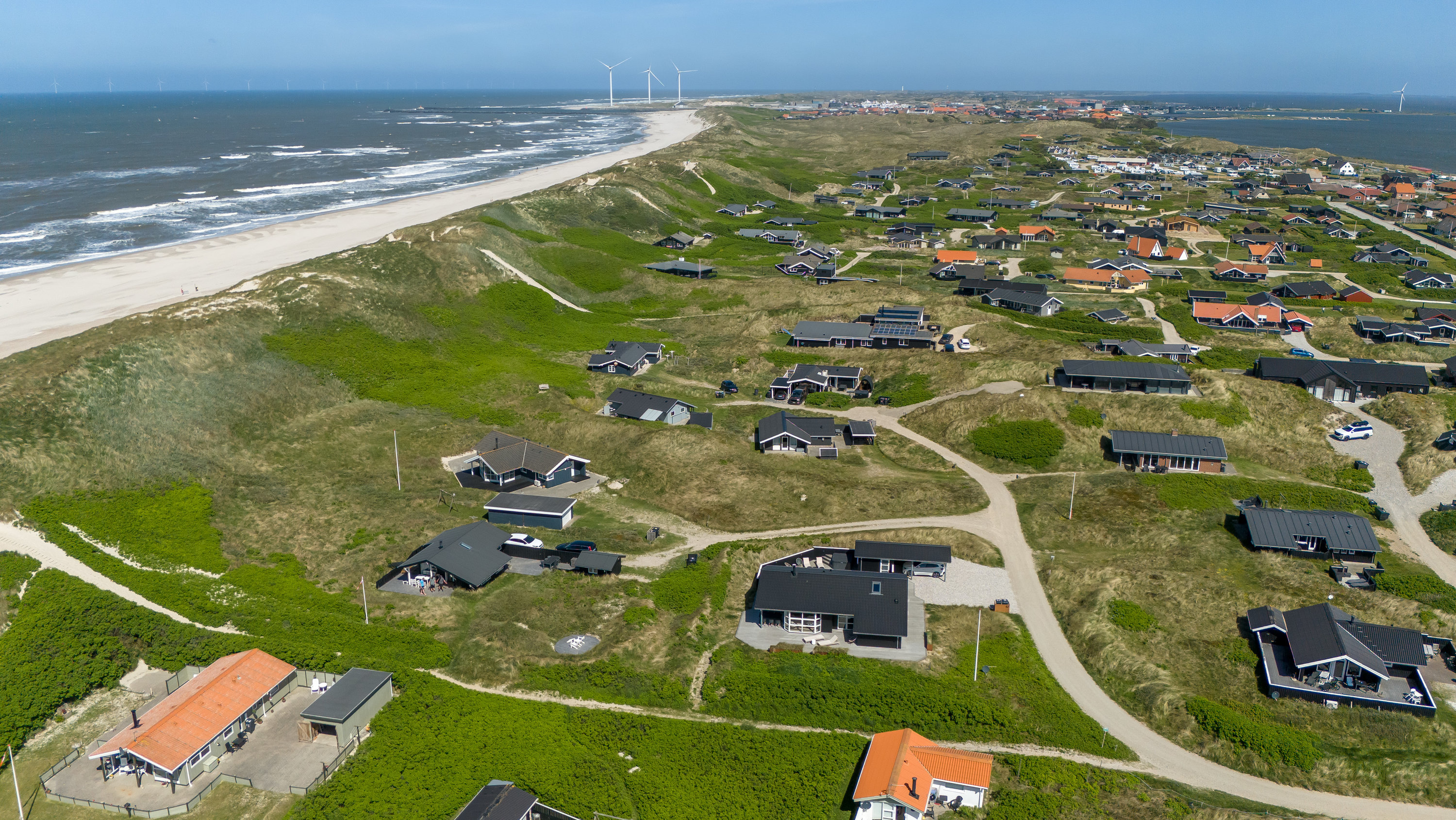 Fremhævet luftfoto billede i fuldskærmstilstand. Billede af Strandkrogvejen 54, Aargab, 6960 Hvide Sande