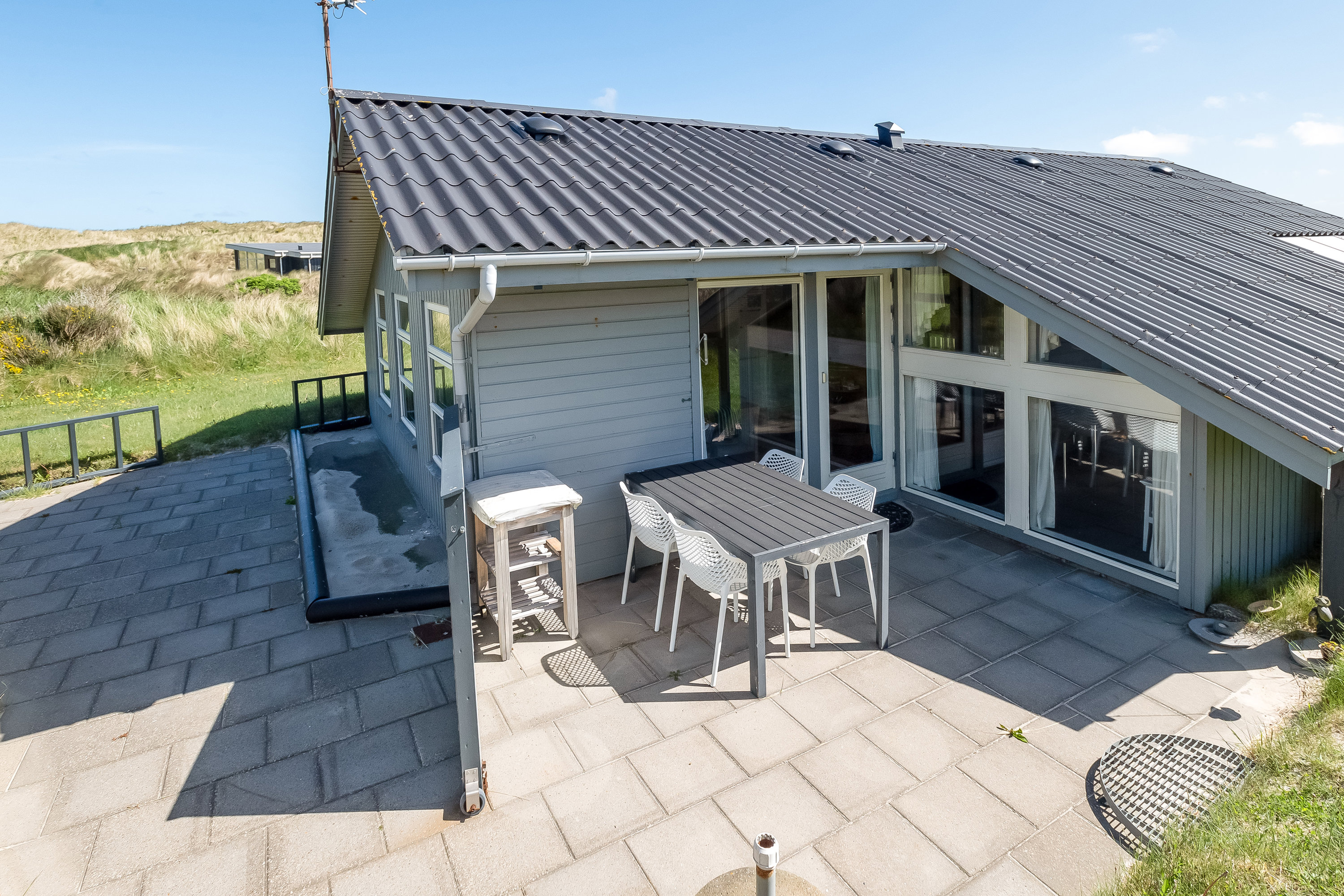 Fremhævet terrasse billede i fuldskærmstilstand. Billede af Strandkrogvejen 54, Aargab, 6960 Hvide Sande