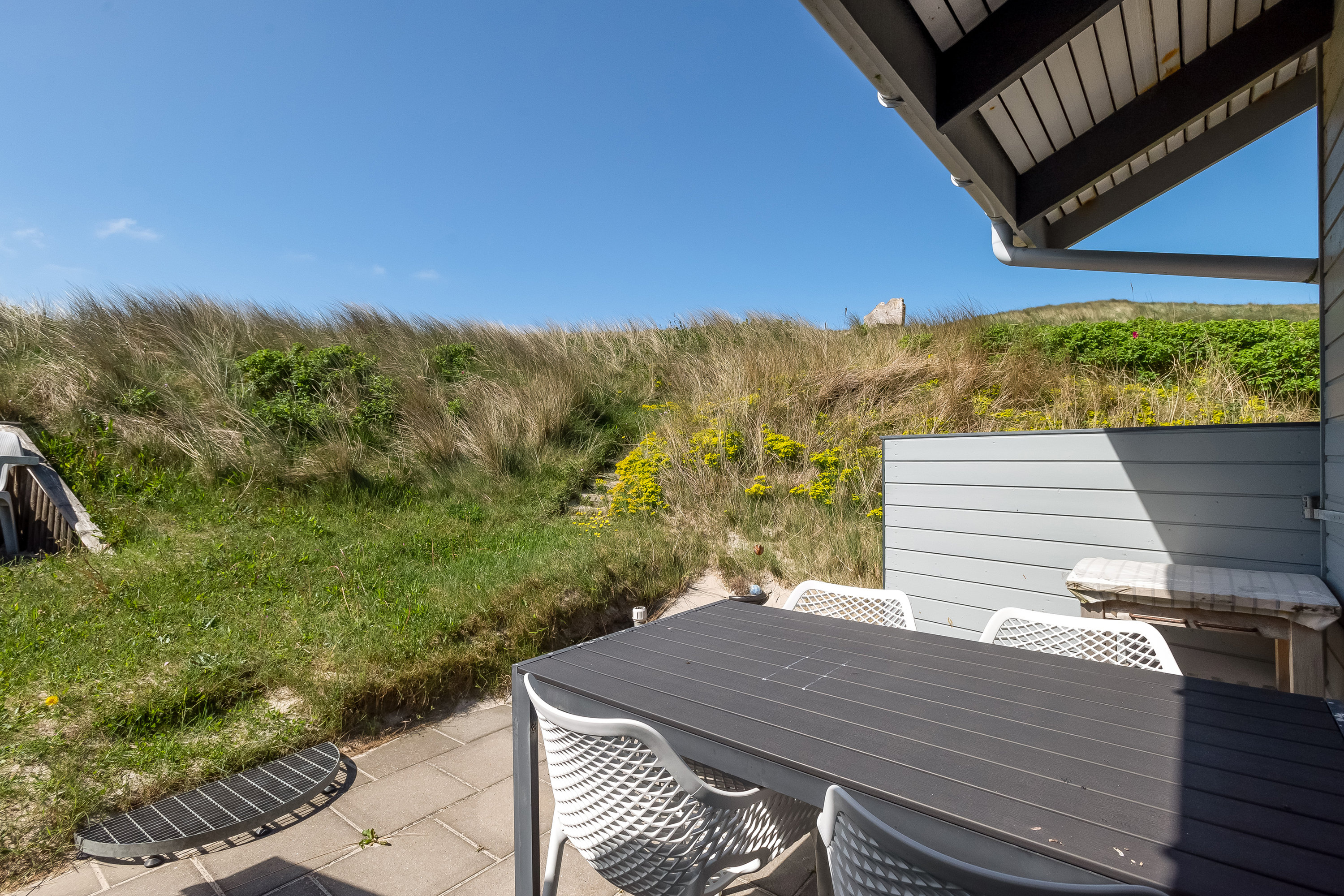 Fremhævet terrasse billede i fuldskærmstilstand. Billede af Strandkrogvejen 54, Aargab, 6960 Hvide Sande