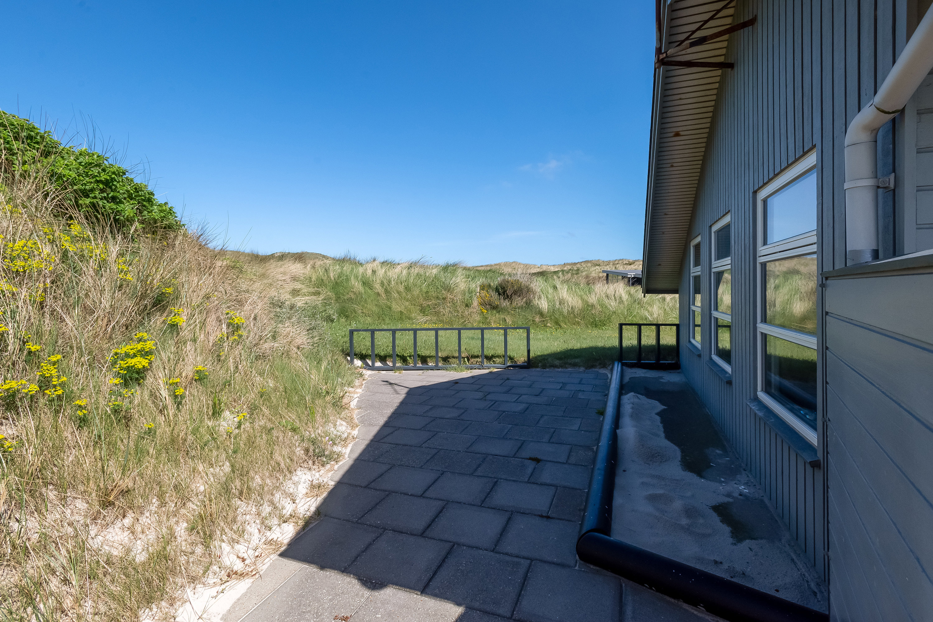 Fremhævet terrasse billede i fuldskærmstilstand. Billede af Strandkrogvejen 54, Aargab, 6960 Hvide Sande