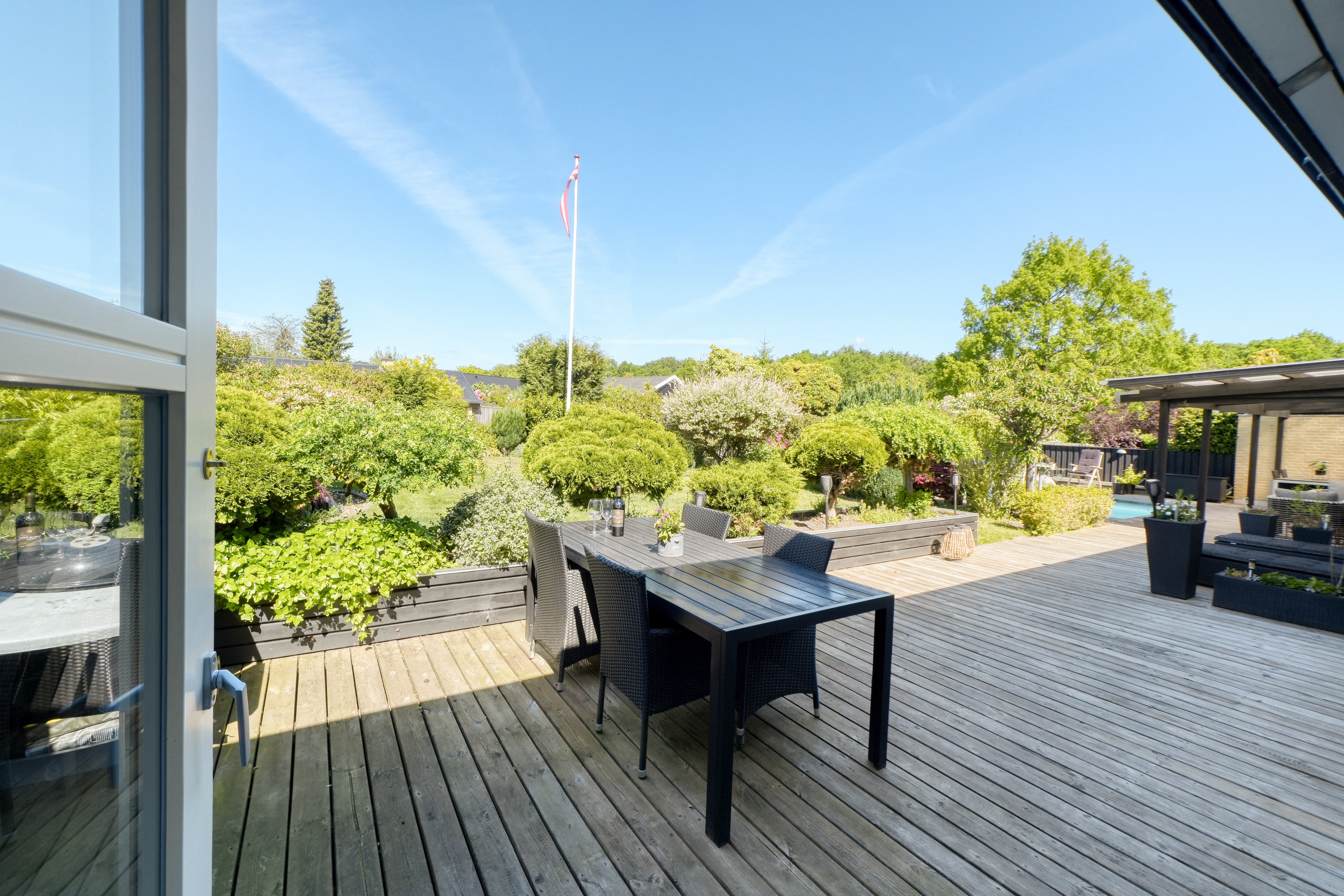 Fremhævet terrasse billede i fuldskærmstilstand. Billede af Skovvang 24, 3460 Birkerød