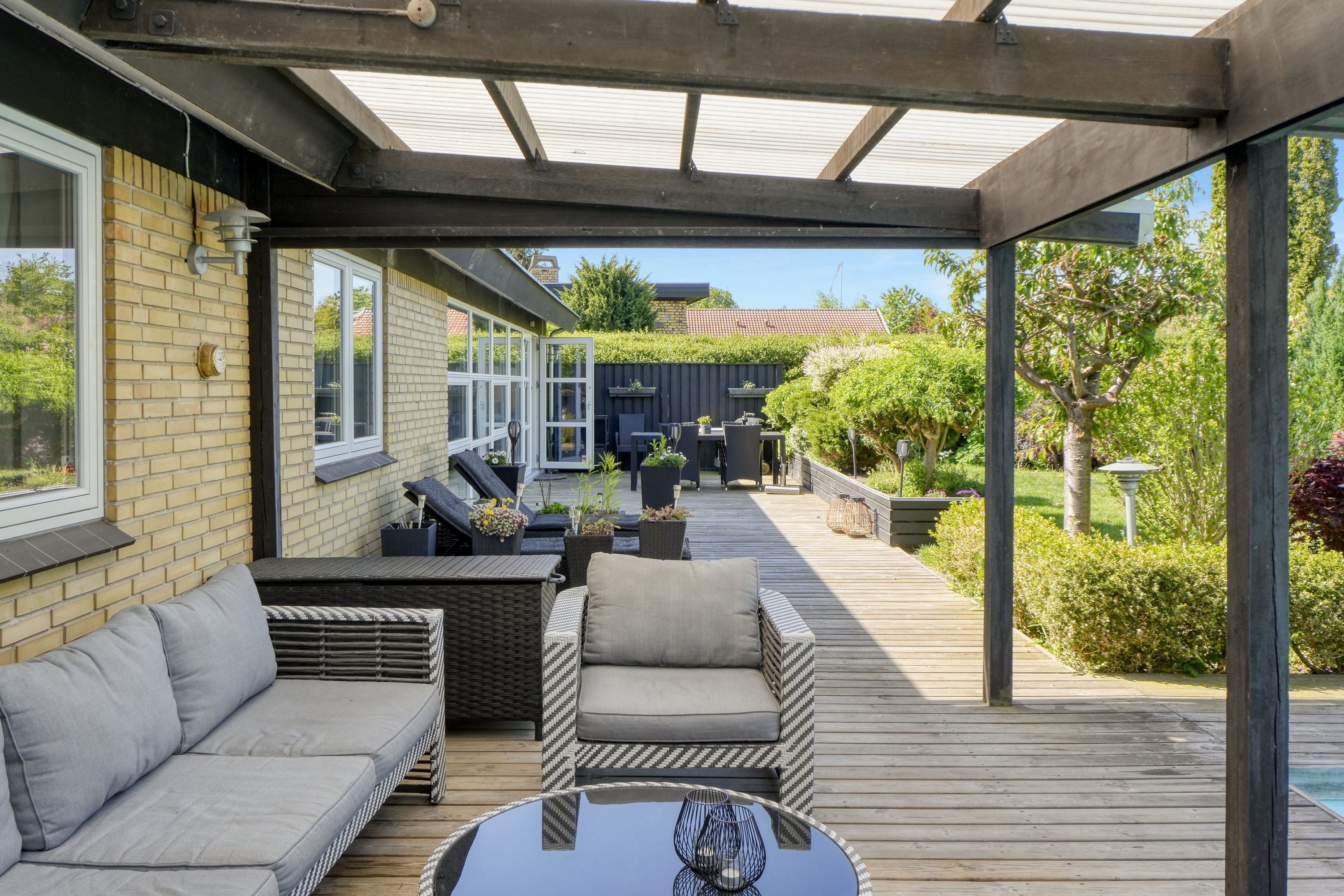 Fremhævet overdækket terrasse billede i fuldskærmstilstand. Billede af Skovvang 24, 3460 Birkerød