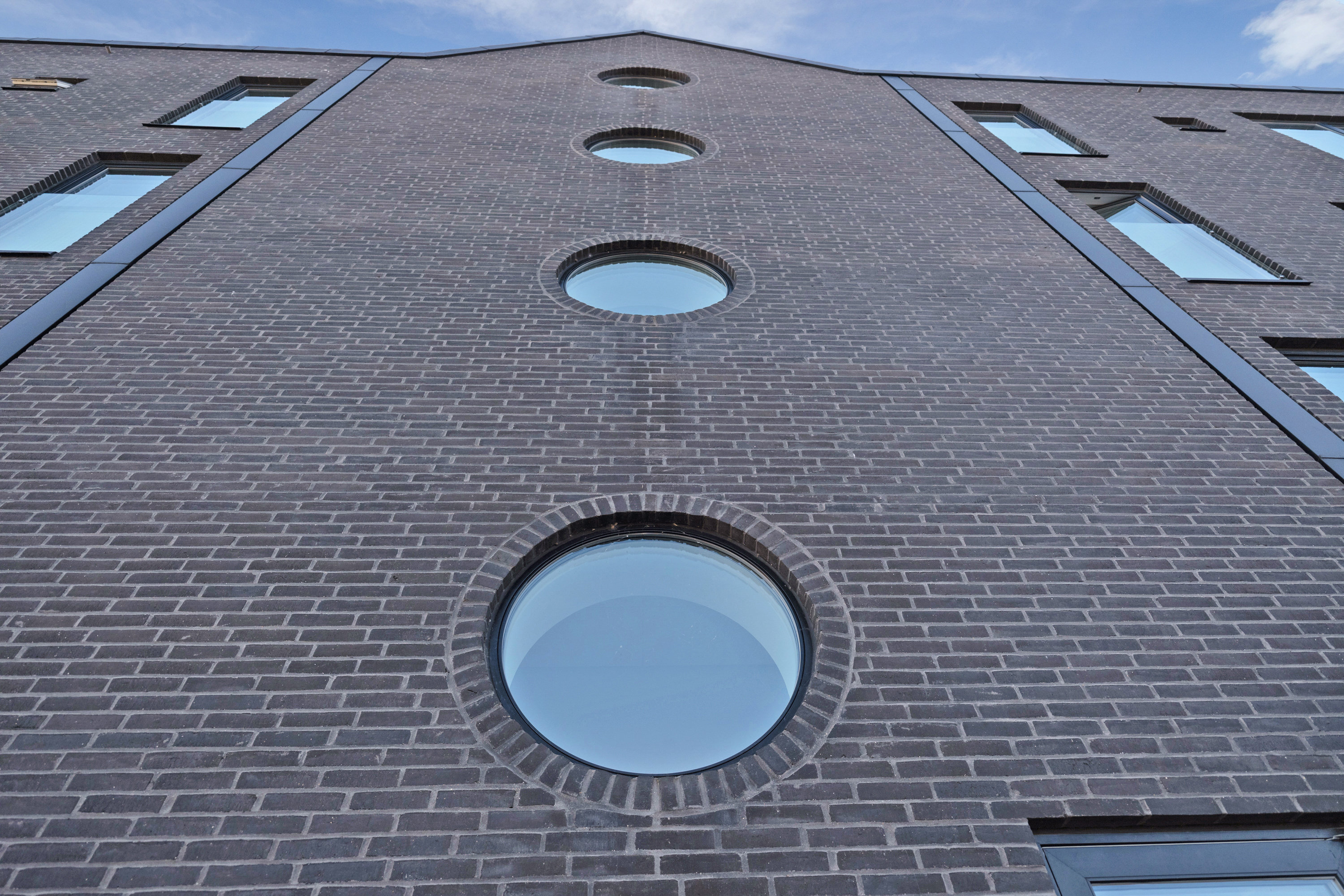 Fremhævet facade billede i fuldskærmstilstand. Billede af Midtermolen 24, st.. tv., 5800 Nyborg