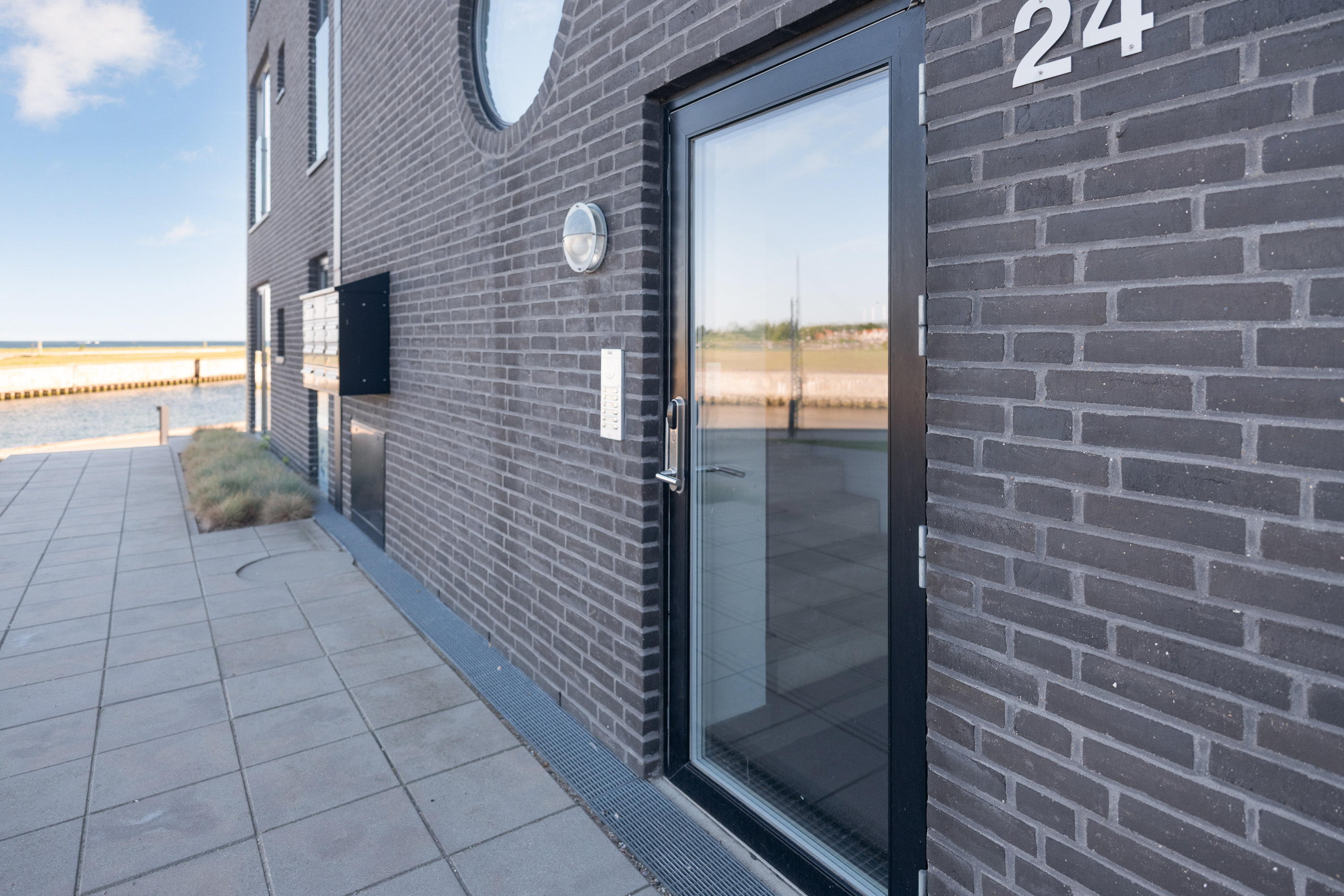 Fremhævet facade billede i fuldskærmstilstand. Billede af Midtermolen 24, st.. tv., 5800 Nyborg