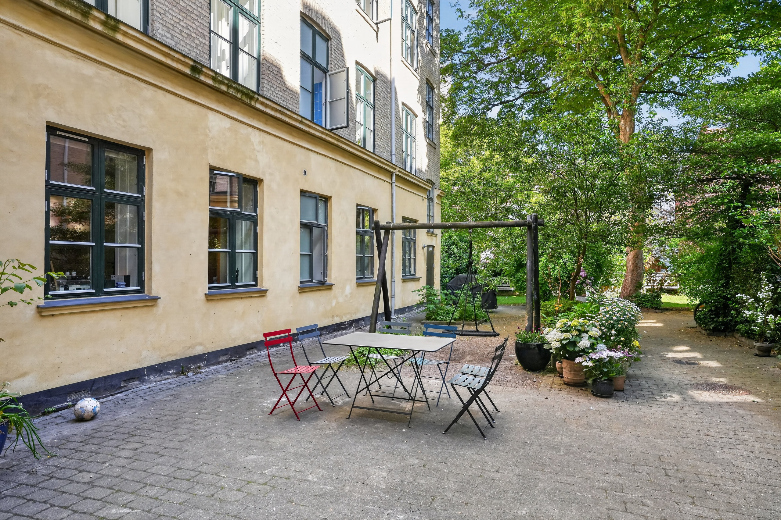Fremhævet gårdmiljø billede i fuldskærmstilstand. Billede af Holsteinsgade 9, st.. tv., 2100 København Ø