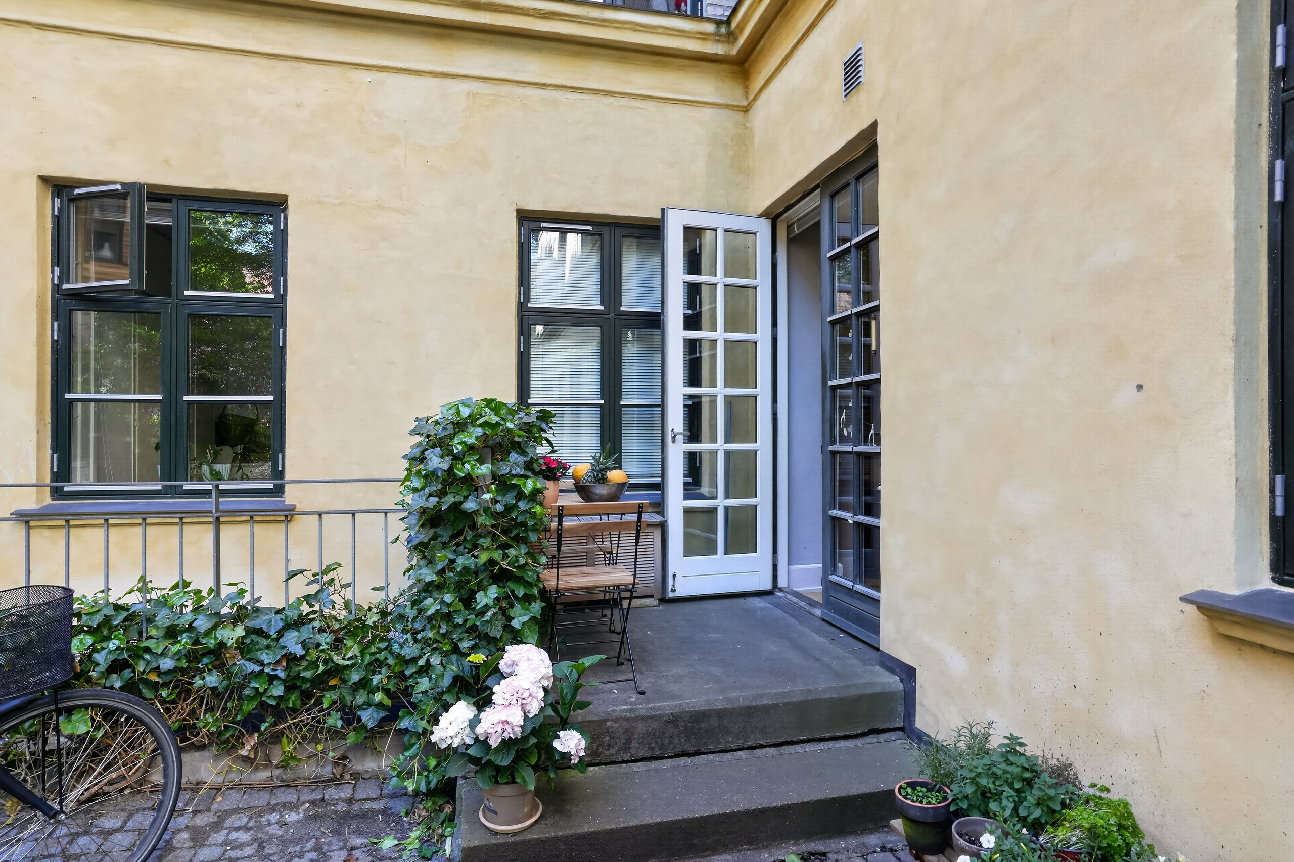 Fremhævet entré billede i fuldskærmstilstand. Billede af Holsteinsgade 9, st.. tv., 2100 København Ø