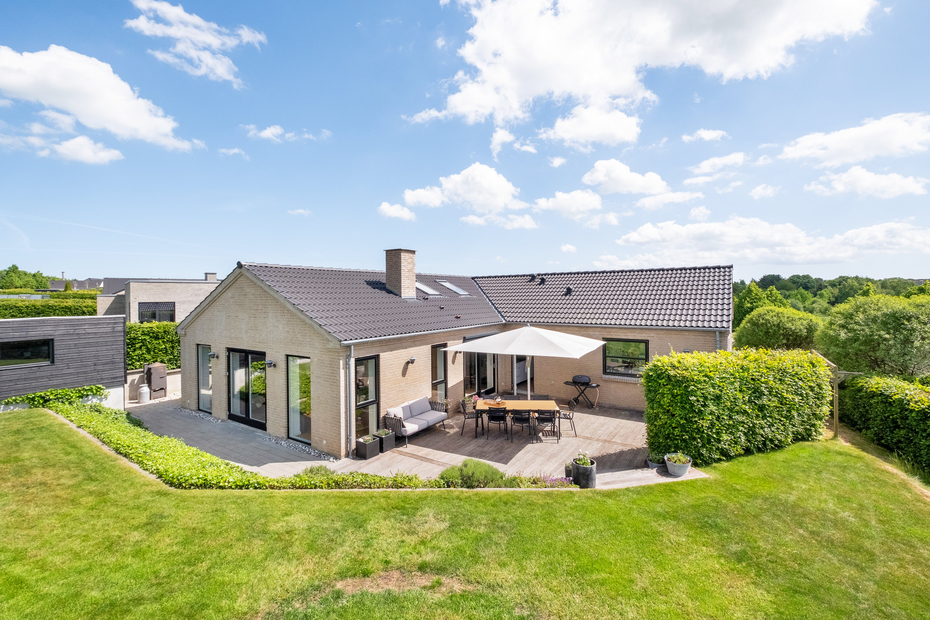 Villa: Bag facade på Elverhøjen 94, 8370 Hadsten