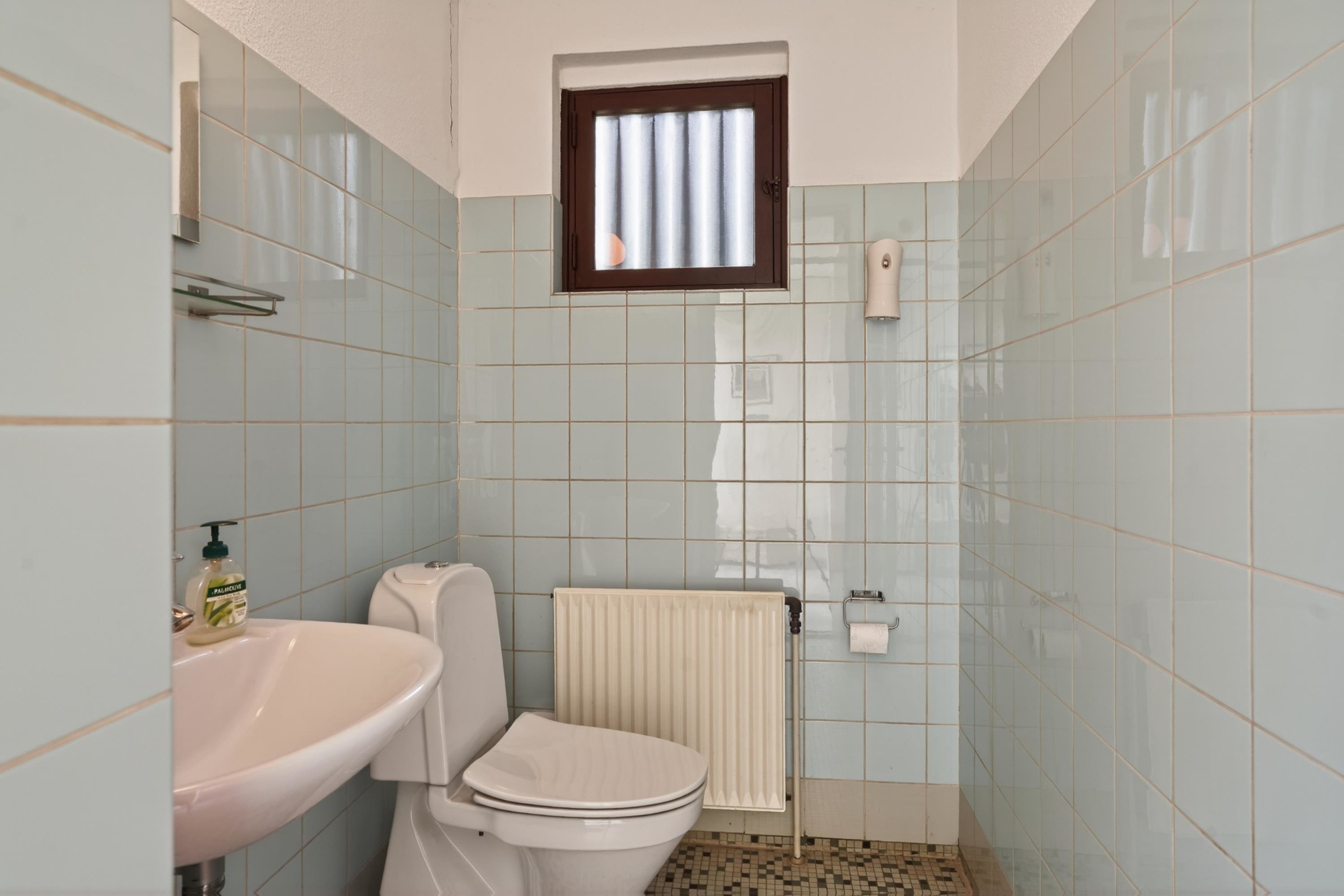Fremhævet toilet billede i fuldskærmstilstand. Billede af Frederik IIs Vej 8, 3400 Hillerød