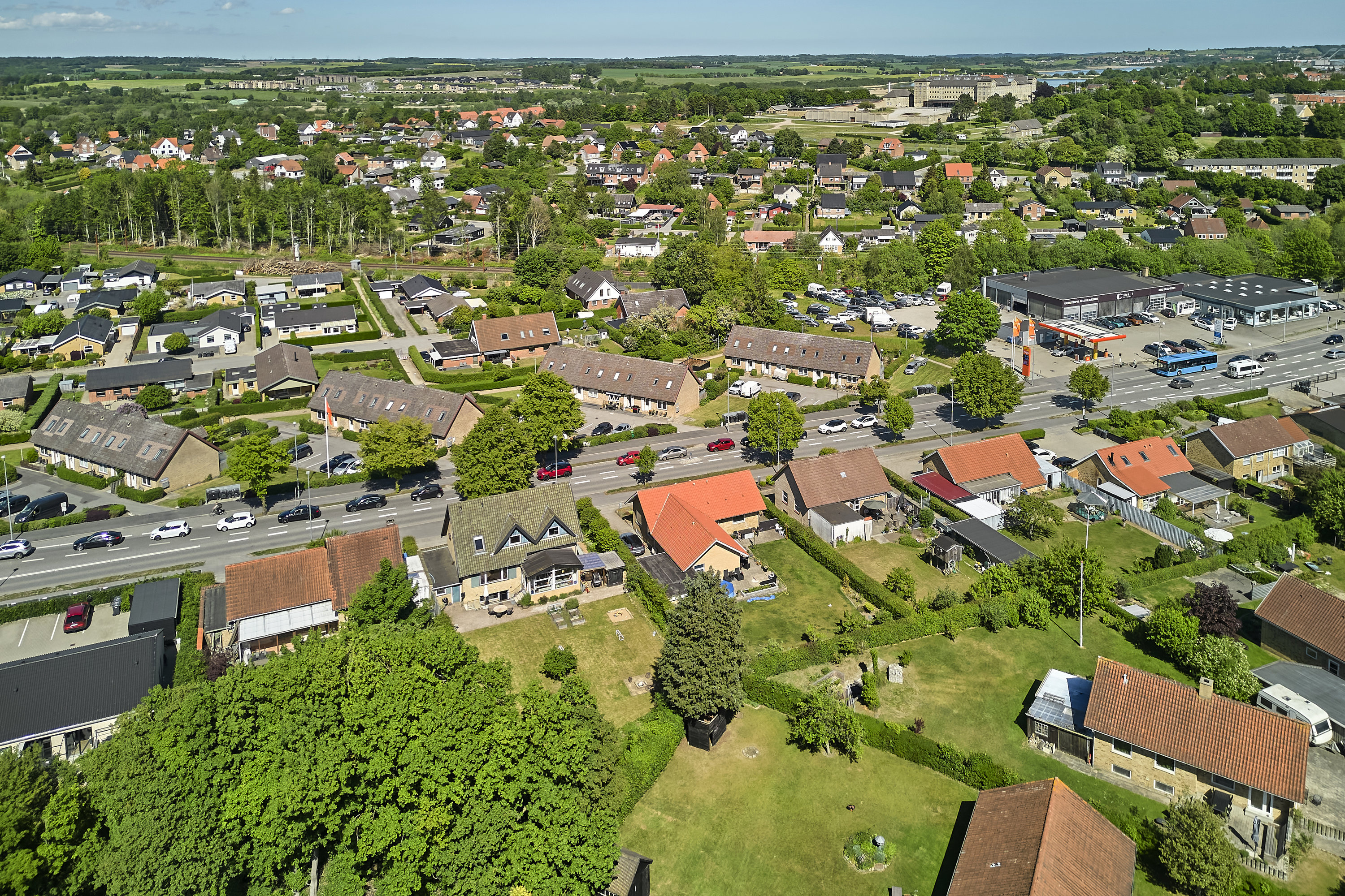Fremhævet drone billede i fuldskærmstilstand. Billede af Silkeborgvej 17, 8700 Horsens
