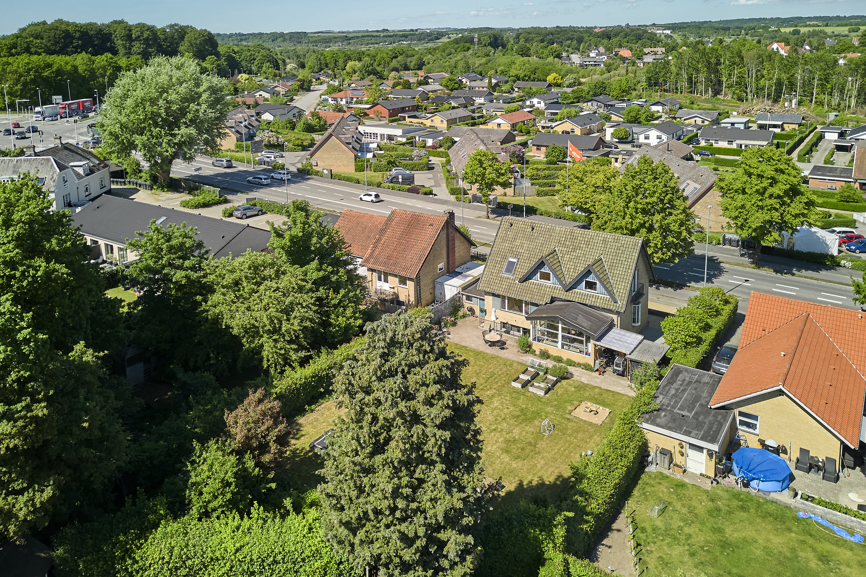 Fremhævet drone billede i fuldskærmstilstand. Billede af Silkeborgvej 17, 8700 Horsens