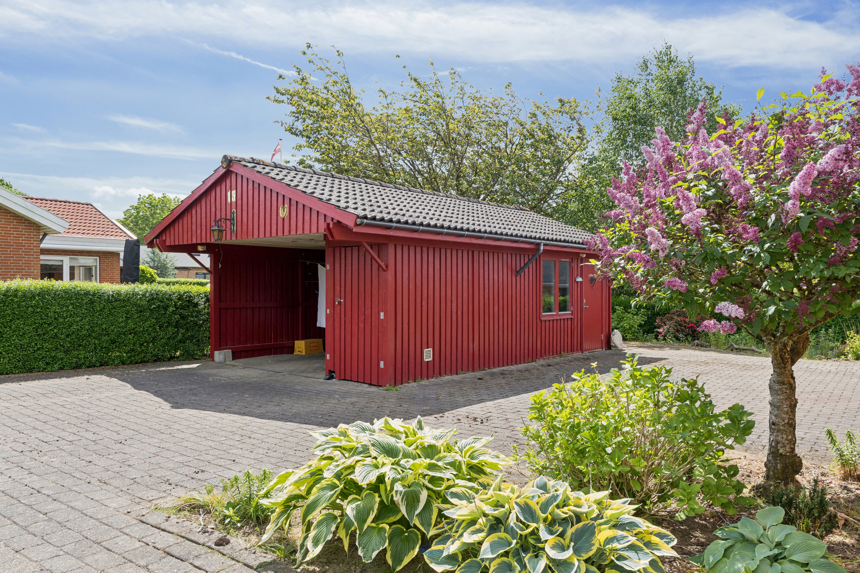 Fremhævet set fra vejen billede i fuldskærmstilstand. Billede af Højmarken 15, 6040 Egtved