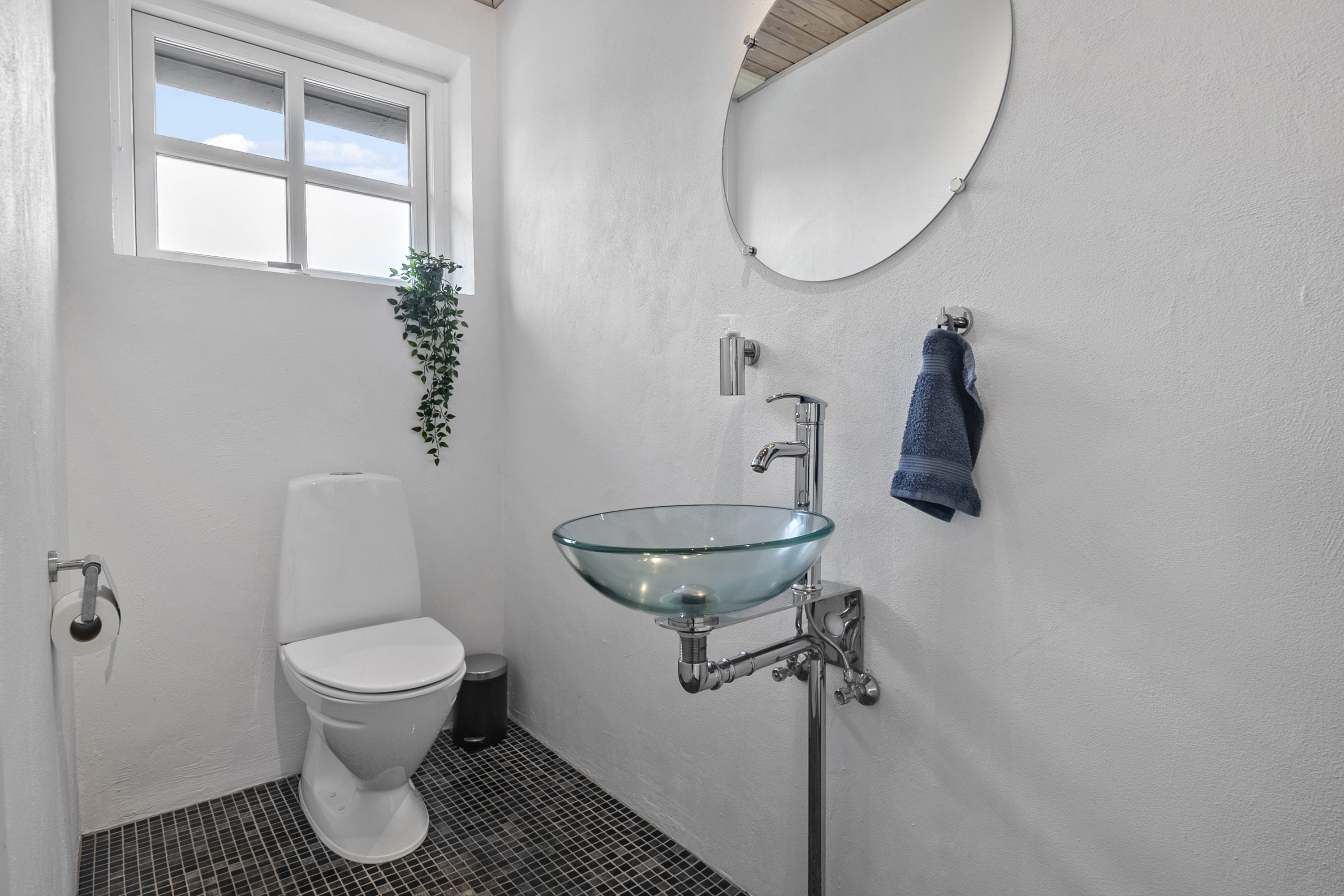 Fremhævet toilet billede i fuldskærmstilstand. Billede af Lærkevænget 3, Ejby, 4623 Lille Skensved