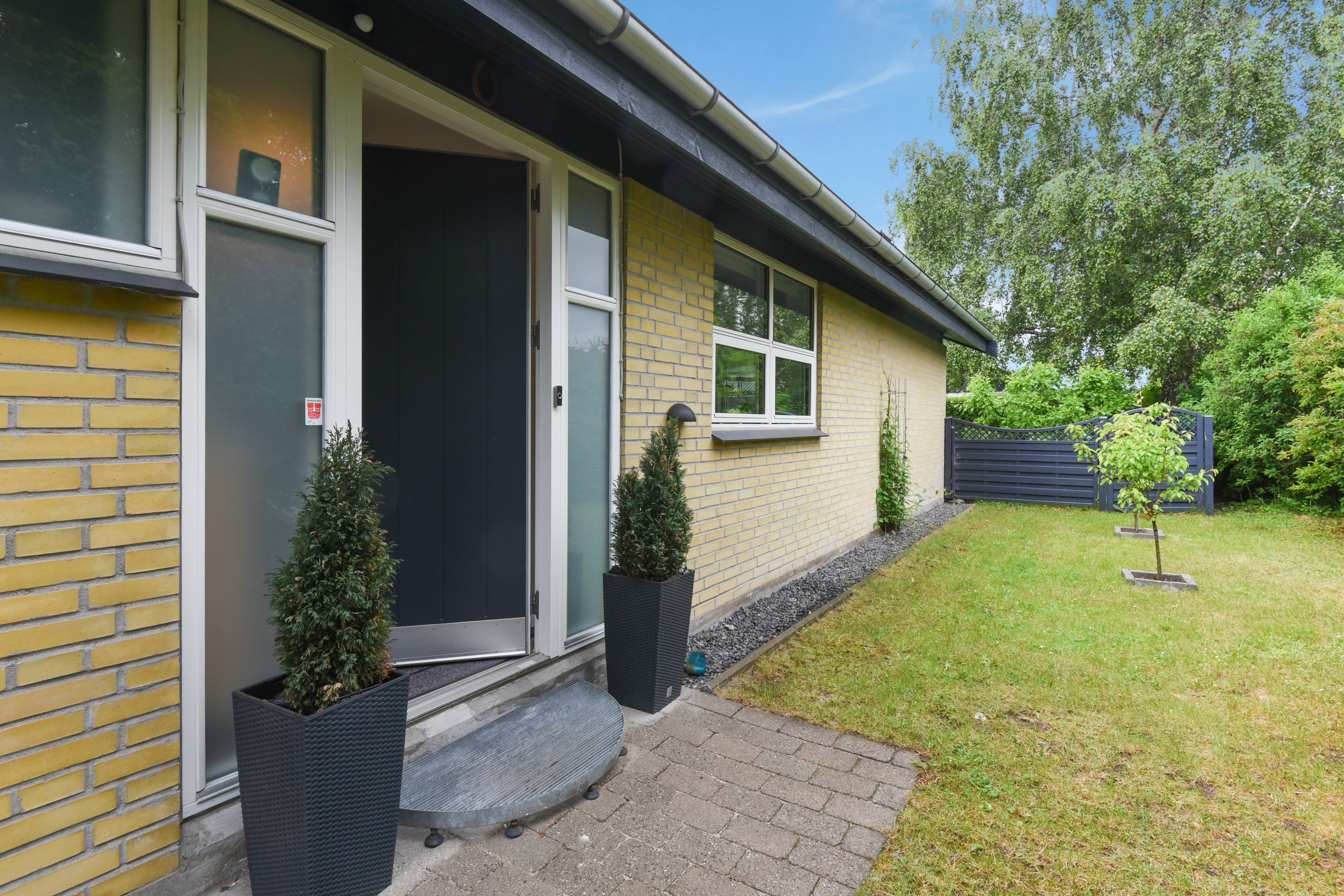 Fremhævet facade billede i fuldskærmstilstand. Billede af Bueparken 62, 2750 Ballerup