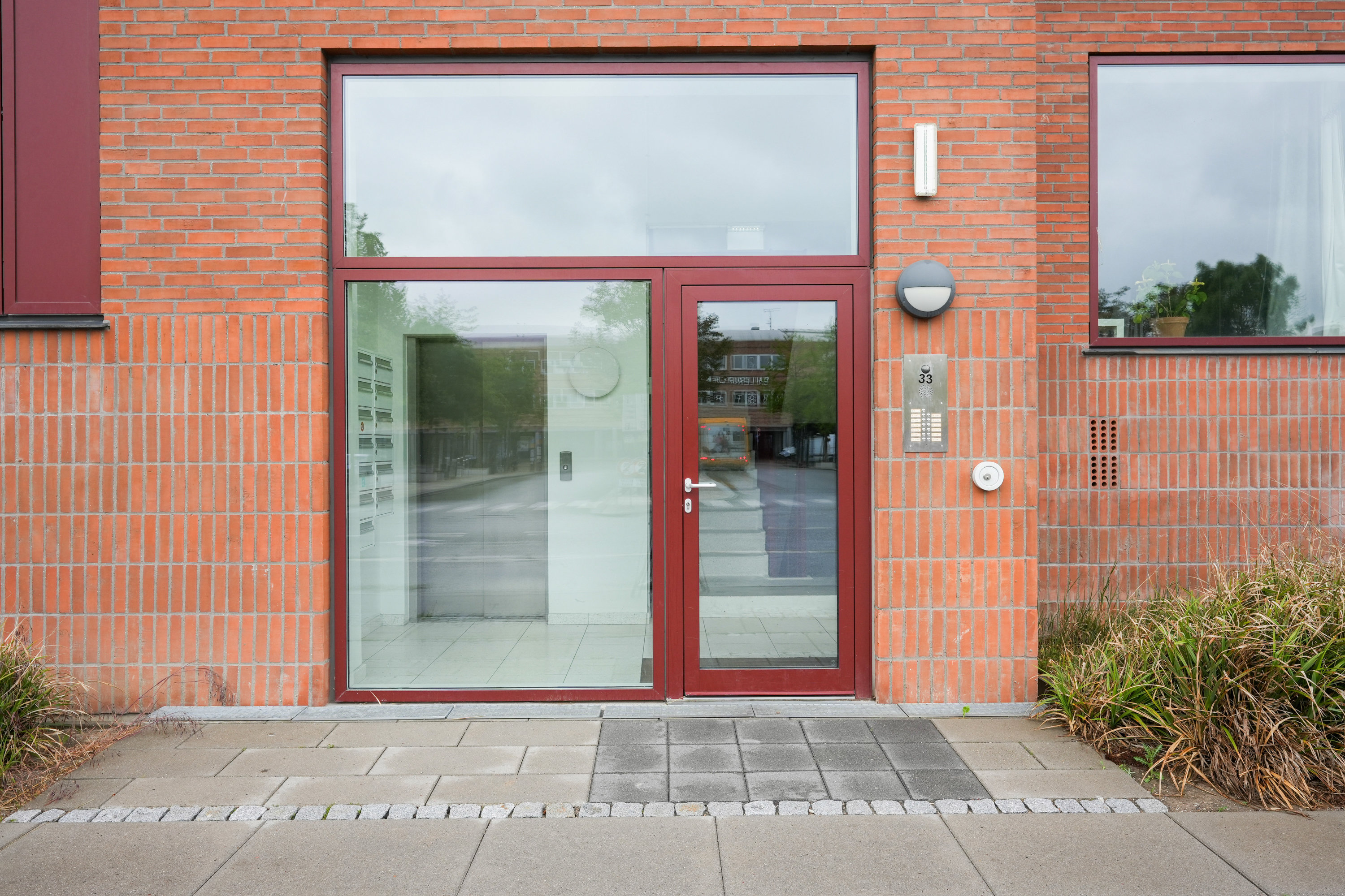 Fremhævet facade billede i fuldskærmstilstand. Billede af Bydammen 33, st.. tv., 2750 Ballerup