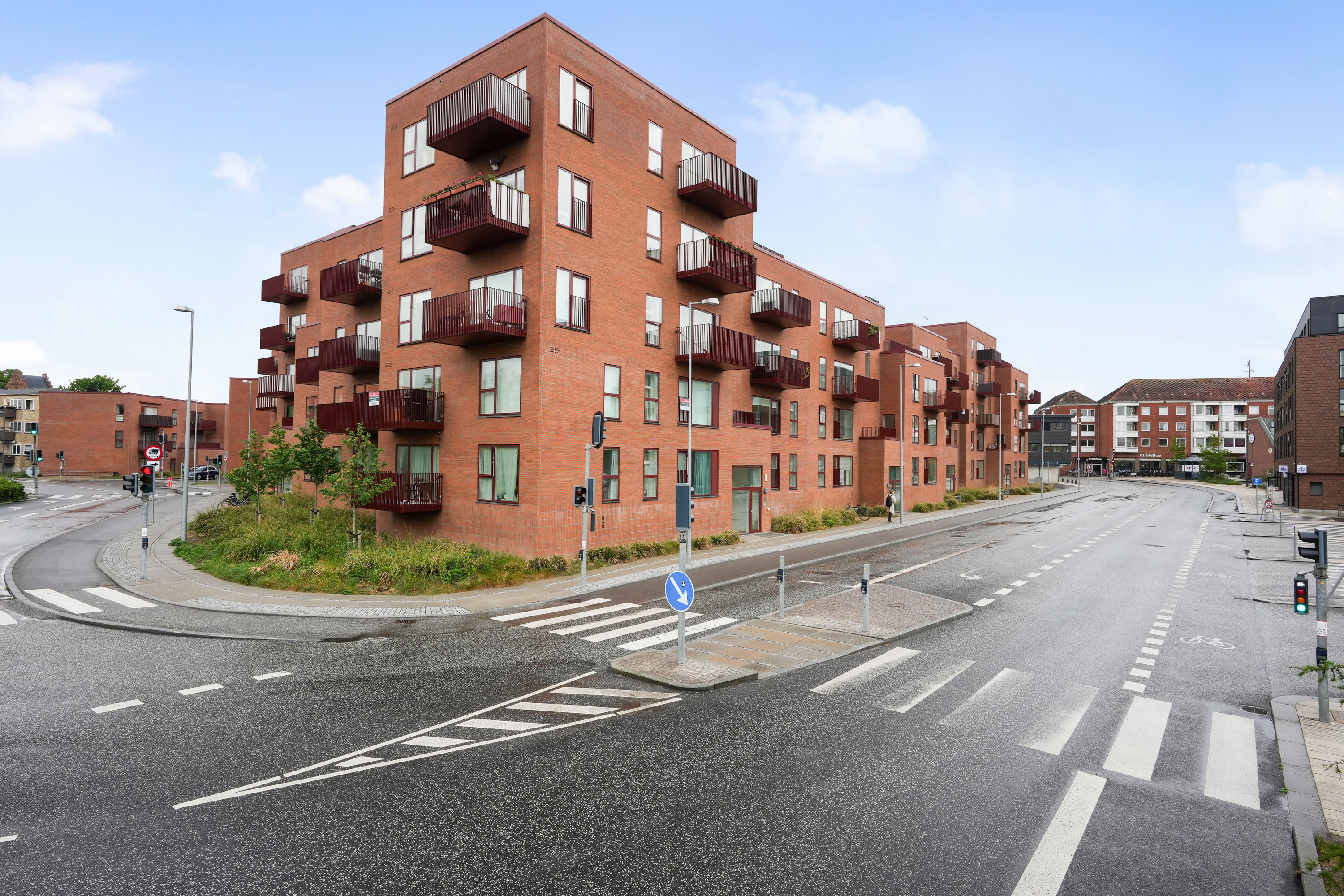 Fremhævet facade billede i fuldskærmstilstand. Billede af Bydammen 33, st.. tv., 2750 Ballerup