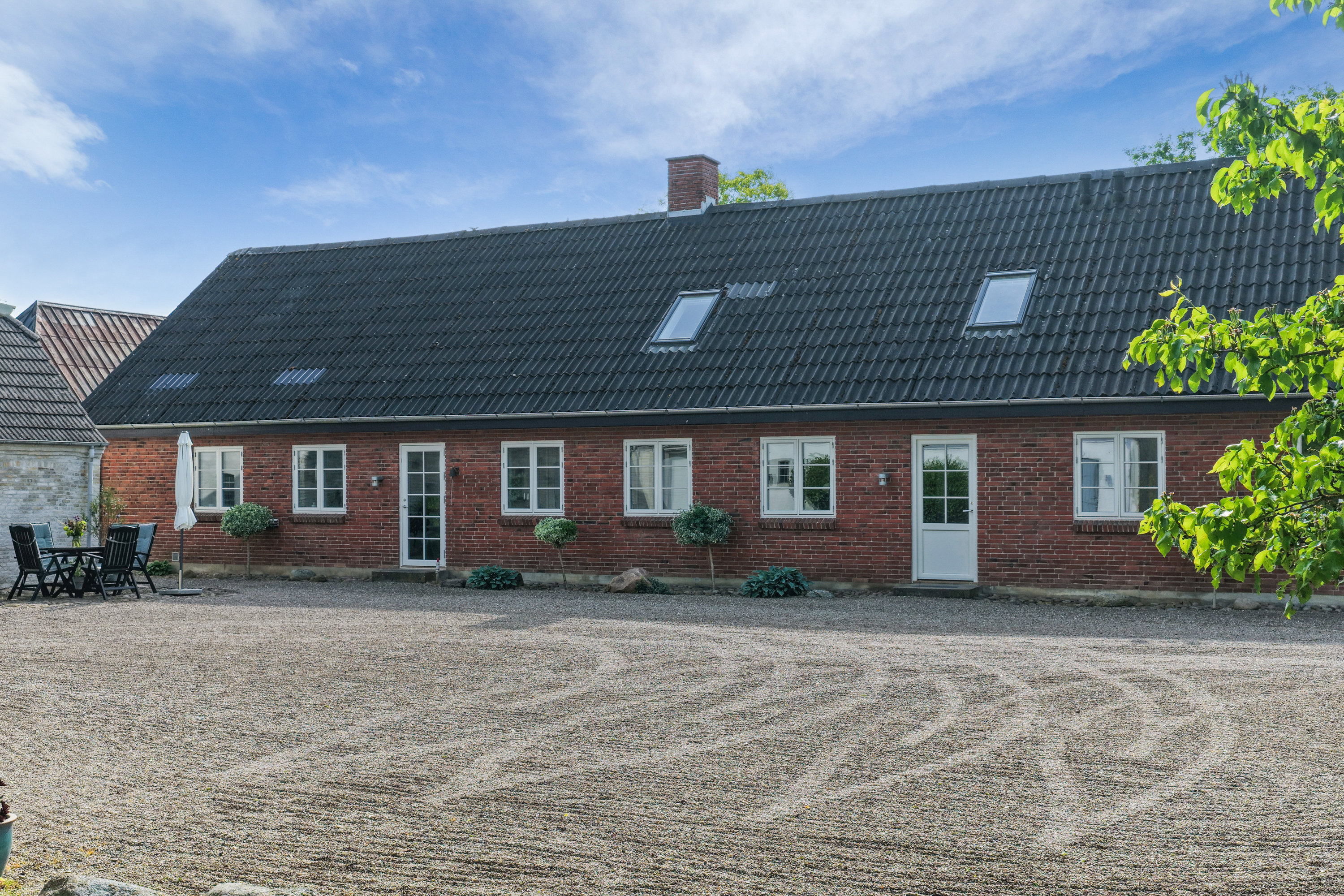 Fremhævet facade billede i fuldskærmstilstand. Billede af Byllerup 3, 5580 Nørre Aaby