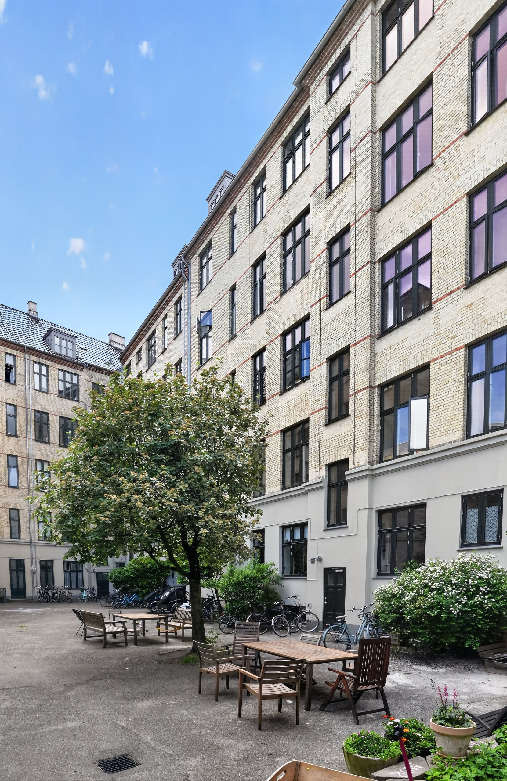 Fremhævet gårdmiljø billede i fuldskærmstilstand. Billede af Hesseløgade 4, 1. tv., 2100 København Ø