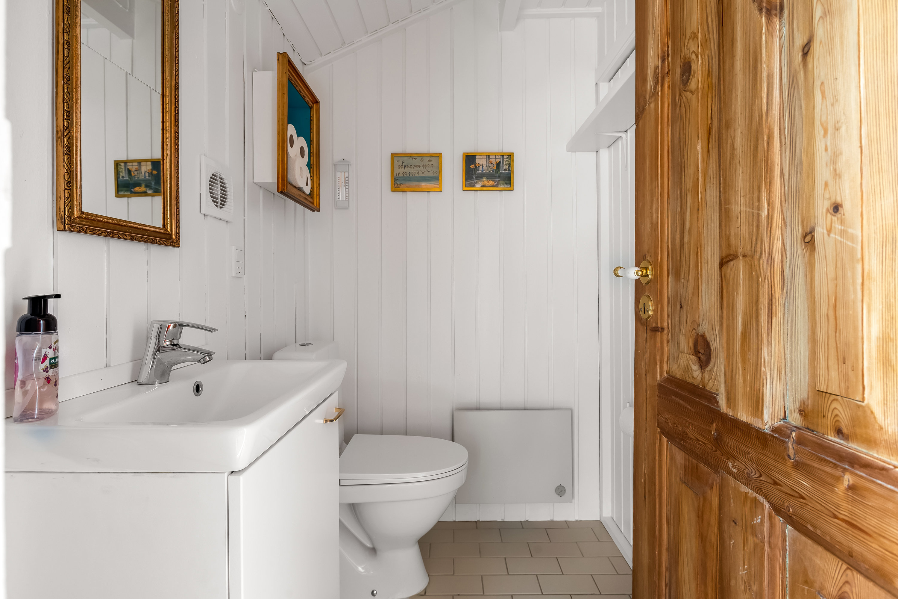 Fremhævet toilet billede i fuldskærmstilstand. Billede af Strandkrogvejen 54, Aargab, 6960 Hvide Sande