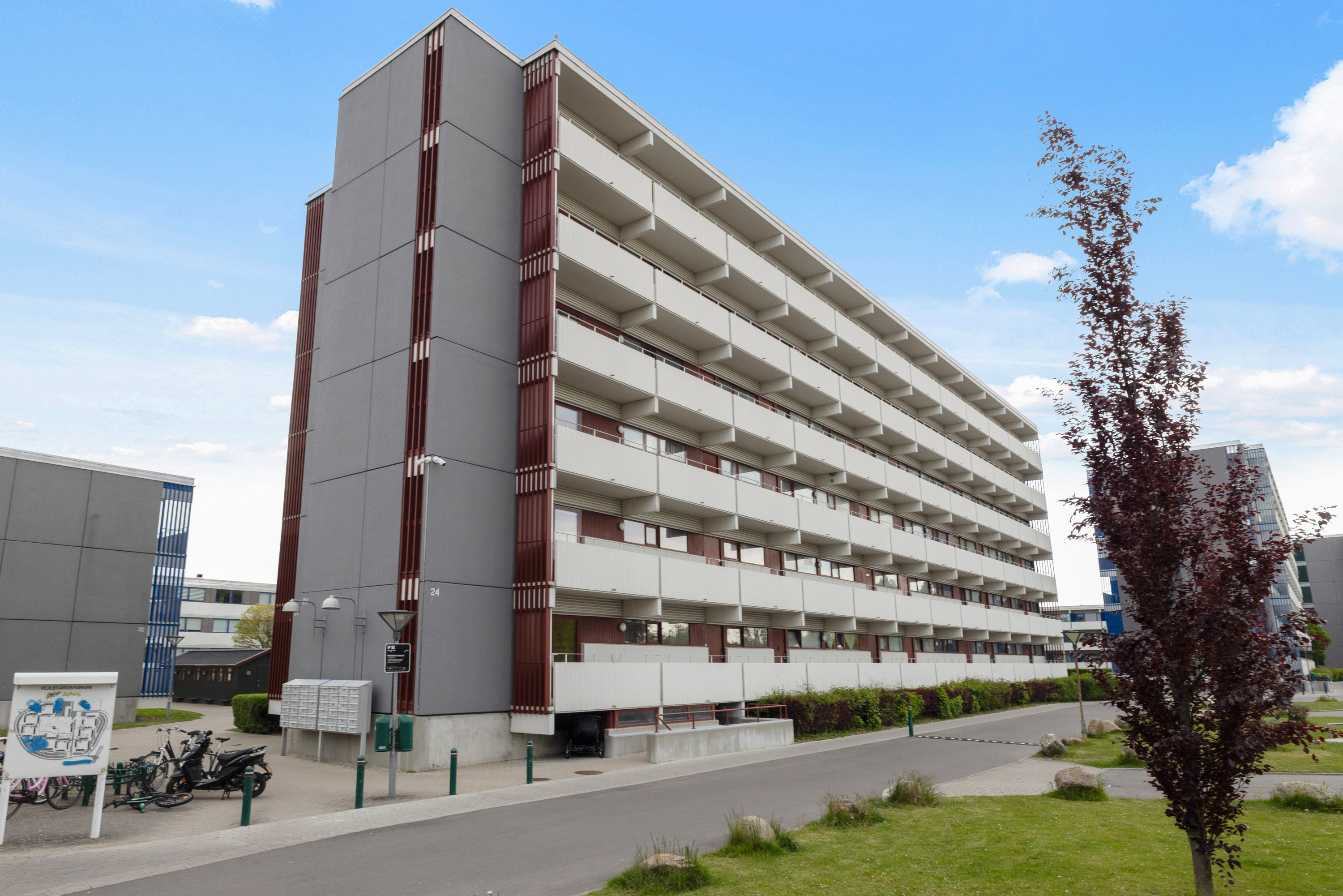 Fremhævet facade billede i fuldskærmstilstand. Billede af Vejlegårdsparken 24, 1. 13., 2665 Vallensbæk Strand