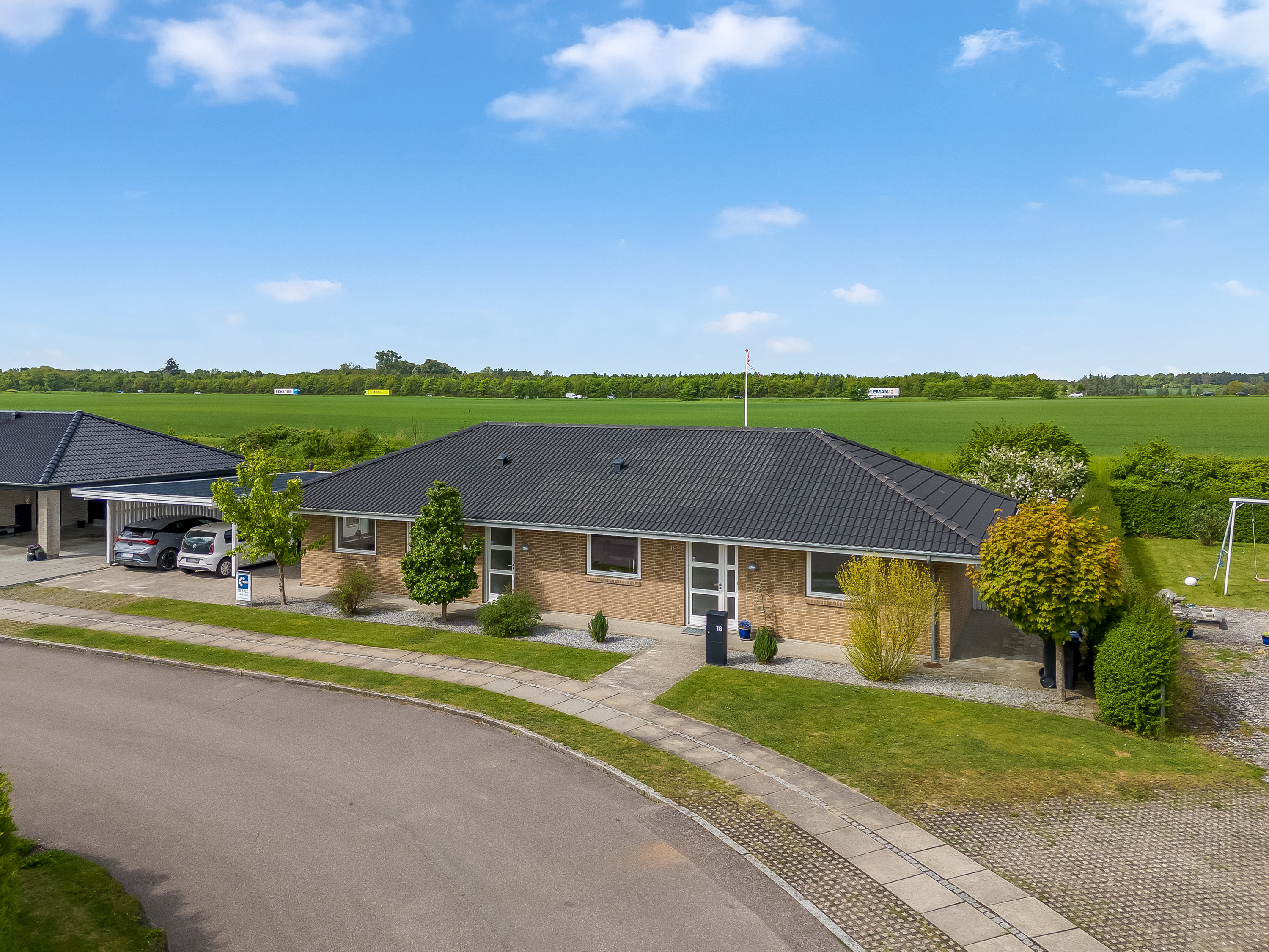 Fremhævet mastefoto billede i fuldskærmstilstand. Billede af Skovstjernevænget 18, Nordbyen, 4800 Nykøbing F