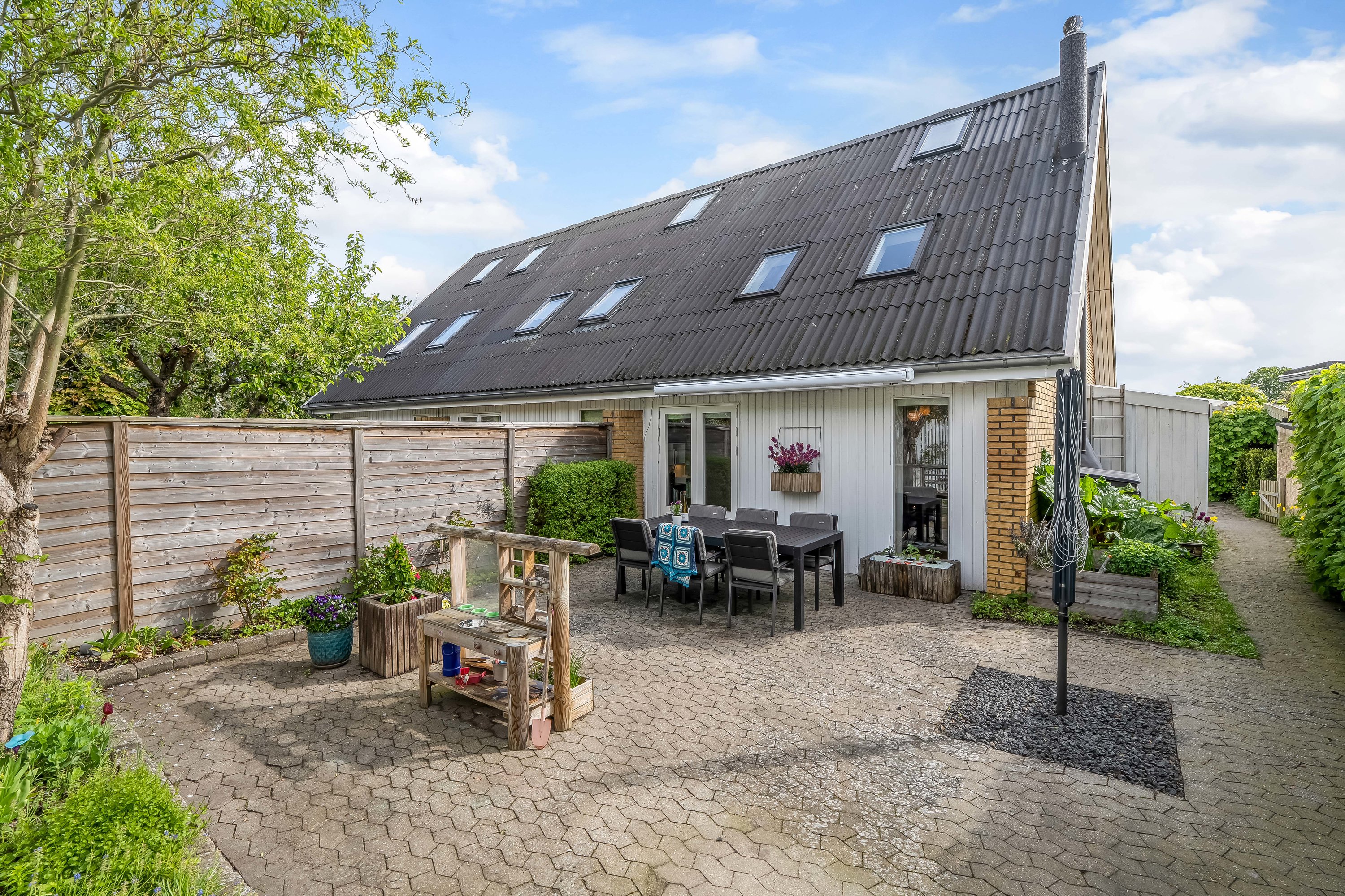Fremhævet terrasse billede i fuldskærmstilstand. Billede af Holmekrogen 34, 2830 Virum