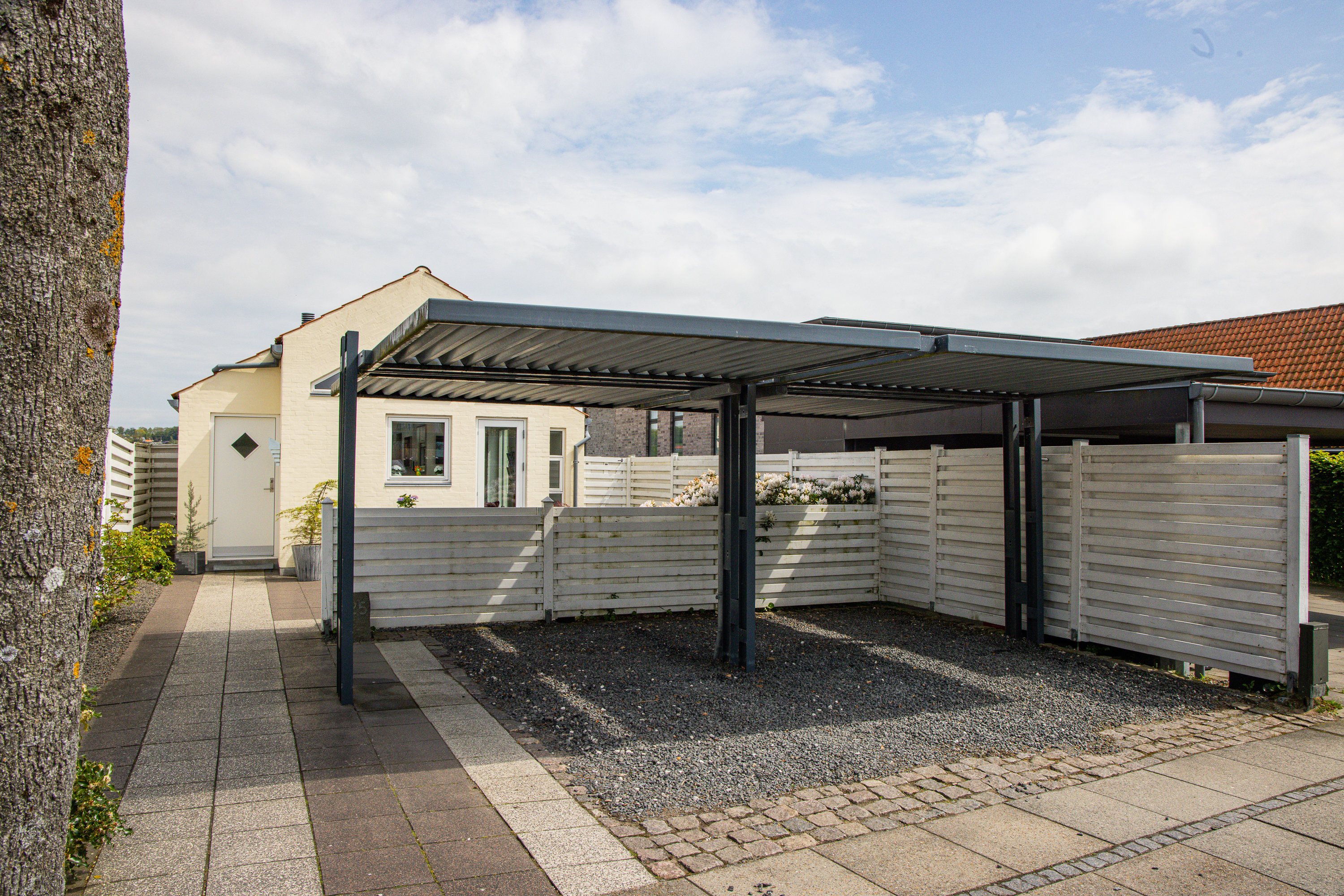 Fremhævet carport billede i fuldskærmstilstand. Billede af Alleen 25, 8660 Skanderborg