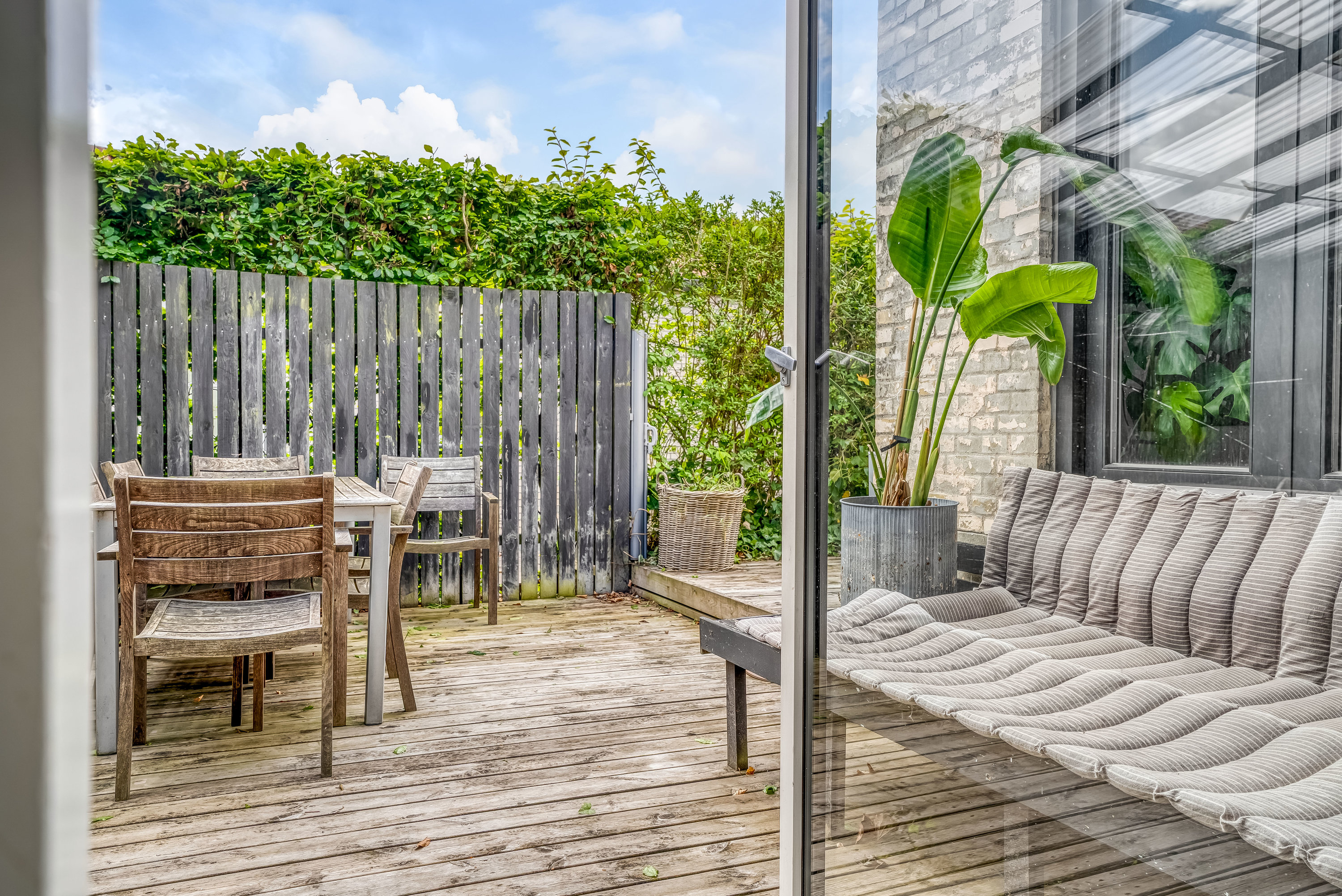Fremhævet terrasse billede i fuldskærmstilstand. Billede af Hasselvej 72, 2830 Virum