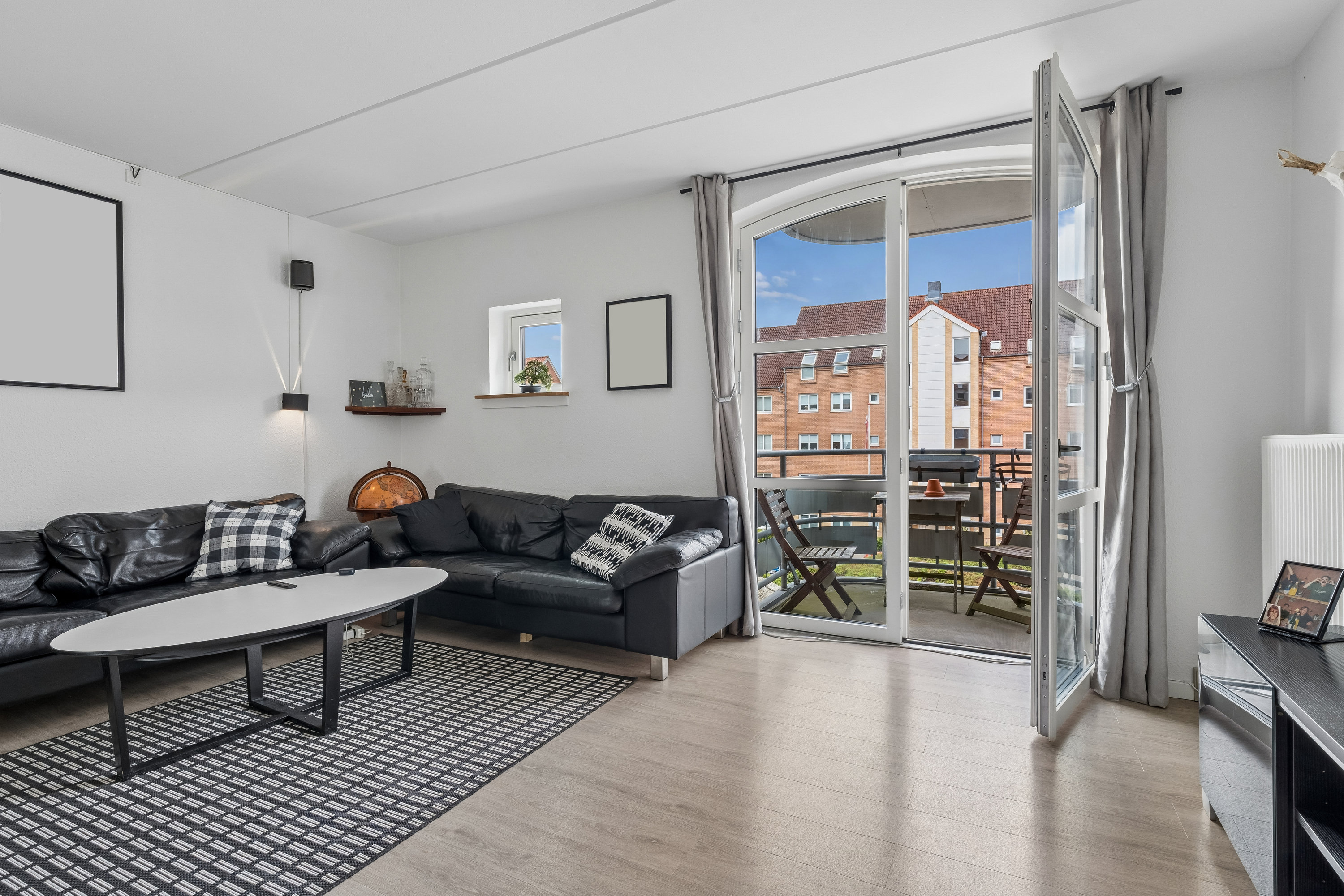 Fremhævet stue billede i fuldskærmstilstand. Billede af Sønderbro 4B, 2. th., 9000 Aalborg