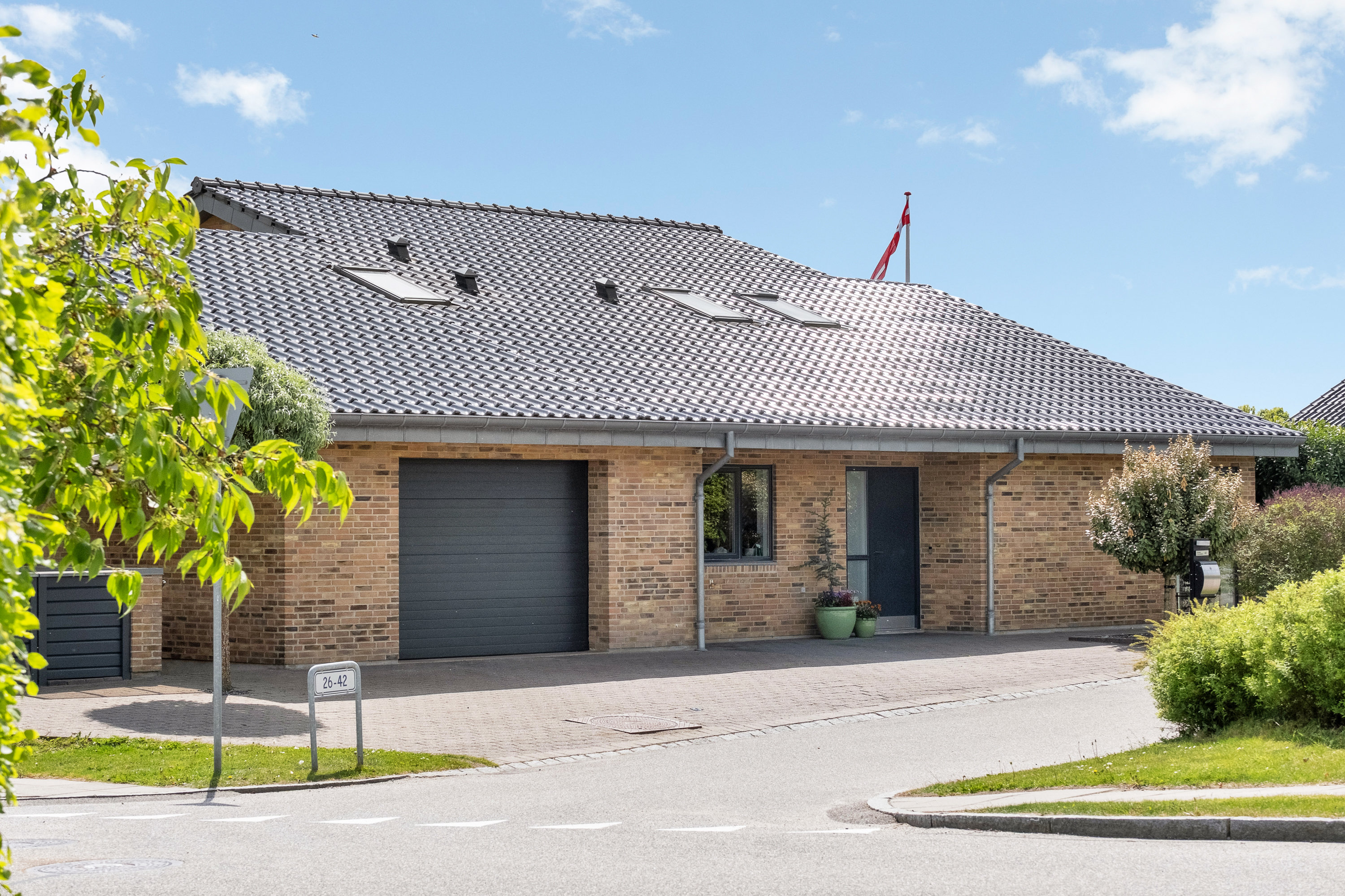 Fremhævet facade billede i fuldskærmstilstand. Billede af Elmehaven 42, 8520 Lystrup