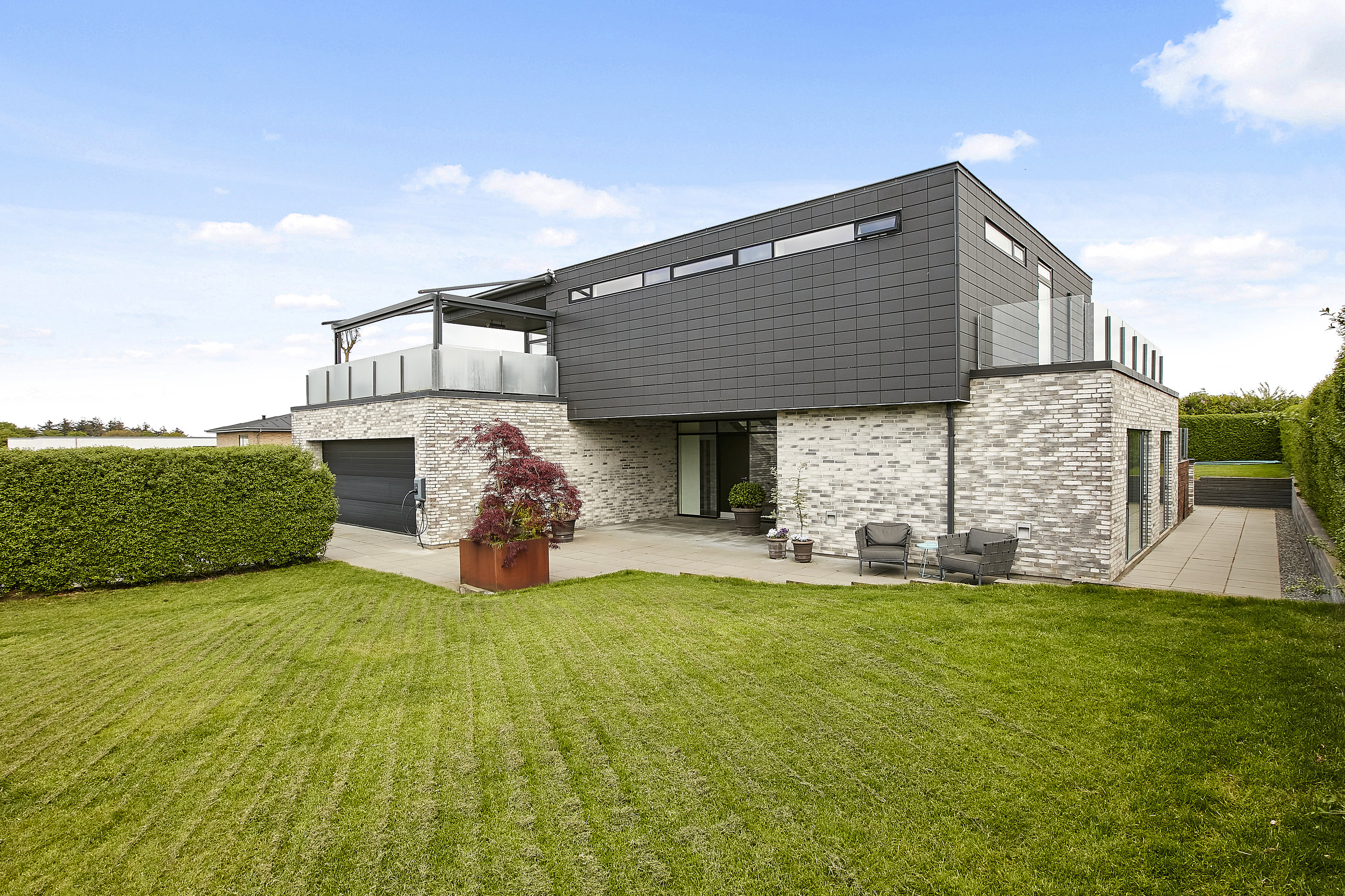 Fremhævet facade fra haven billede i fuldskærmstilstand. Billede af Tyrstedlund 49, 8700 Horsens