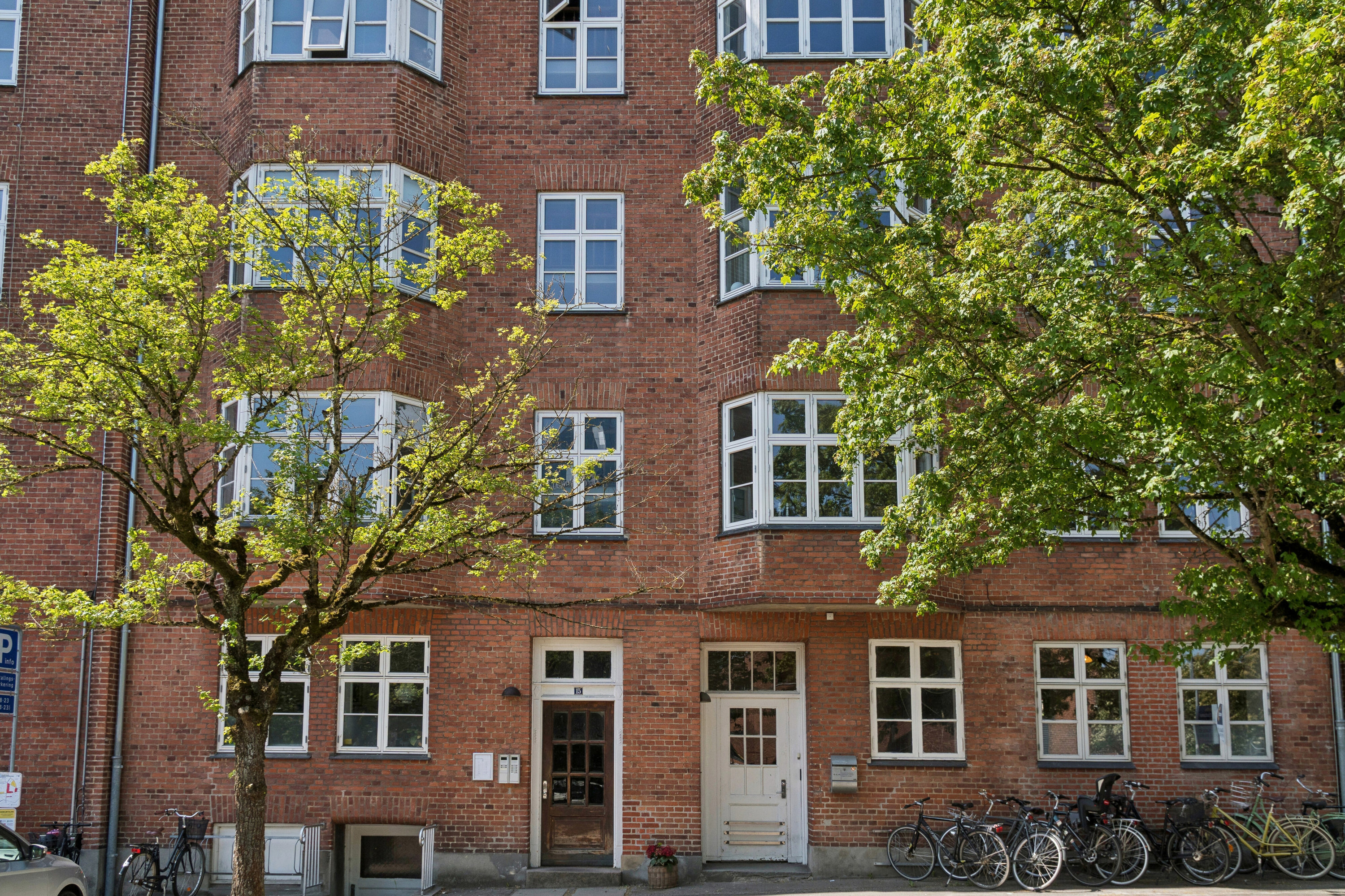 Fremhævet set fra vejen billede i fuldskærmstilstand. Billede af Herningvej 15, st.. th., 8000 Aarhus C