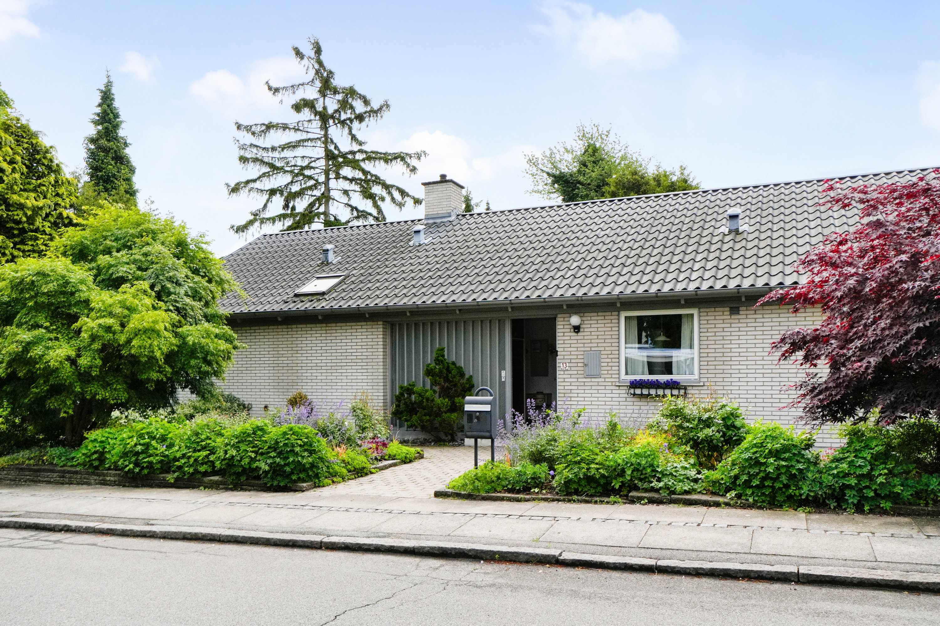 Fremhævet facade billede i fuldskærmstilstand. Billede af Kikudbakken 13, 2730 Herlev