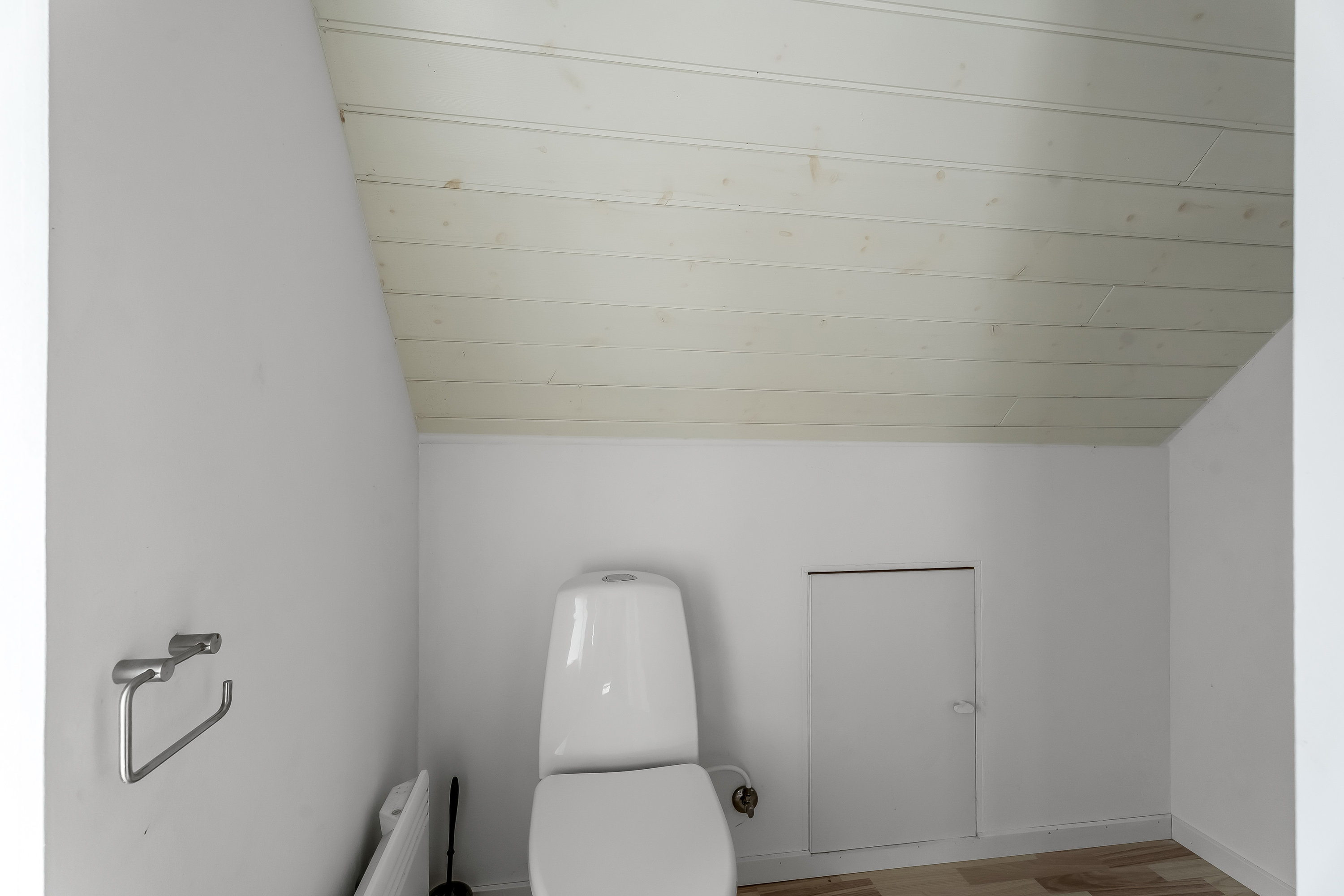 Fremhævet toilet billede i fuldskærmstilstand. Billede af Hovedgaden 3, 4920 Søllested